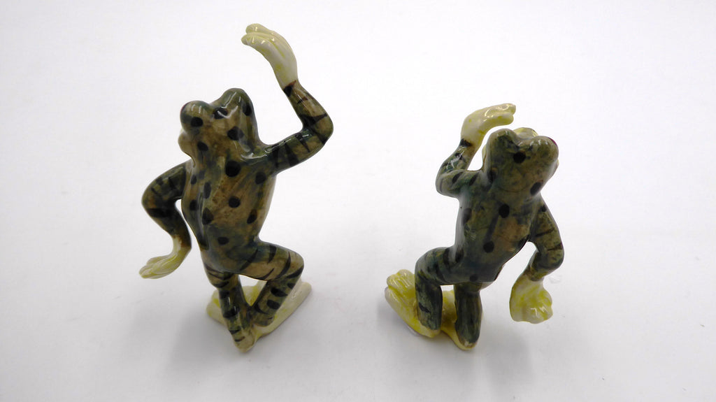 Couple de grenouilles dansant en céramique