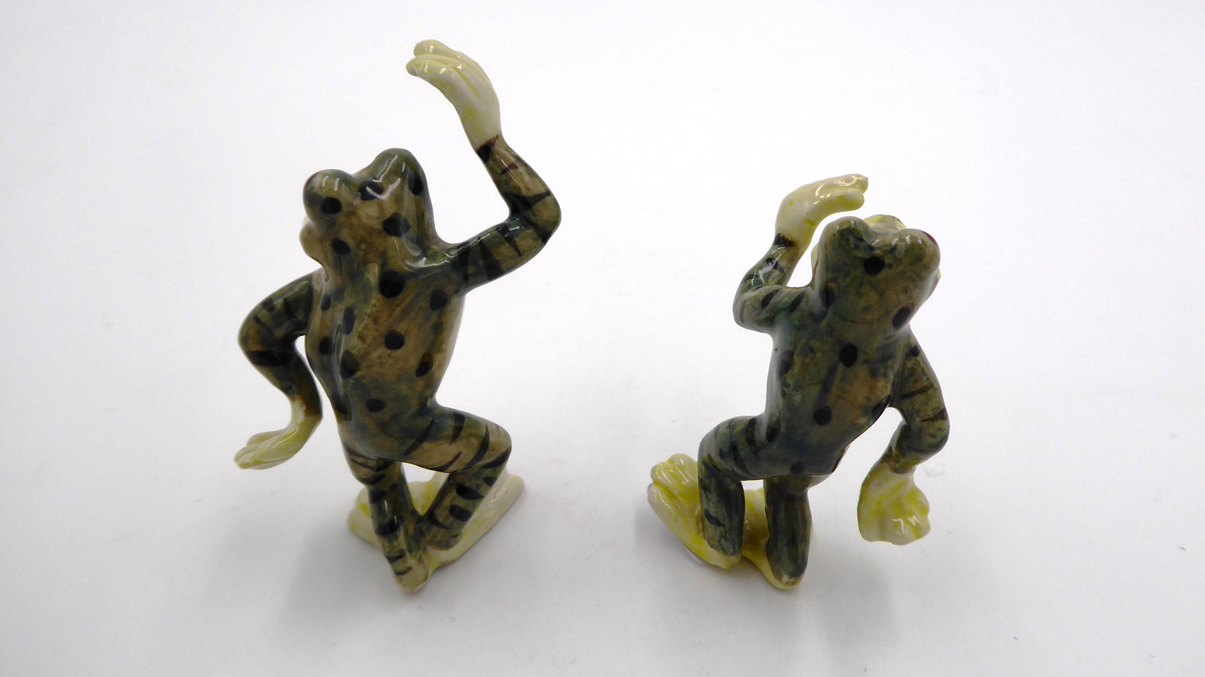 Couple de grenouilles dansant en céramique