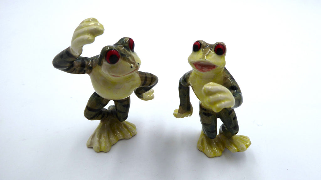 Couple de grenouilles dansant en céramique