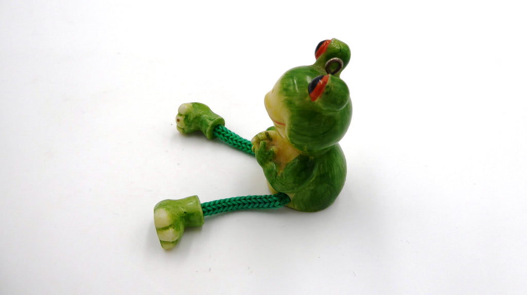 Rigolote petite grenouille en bois peint avec jambes mobiles