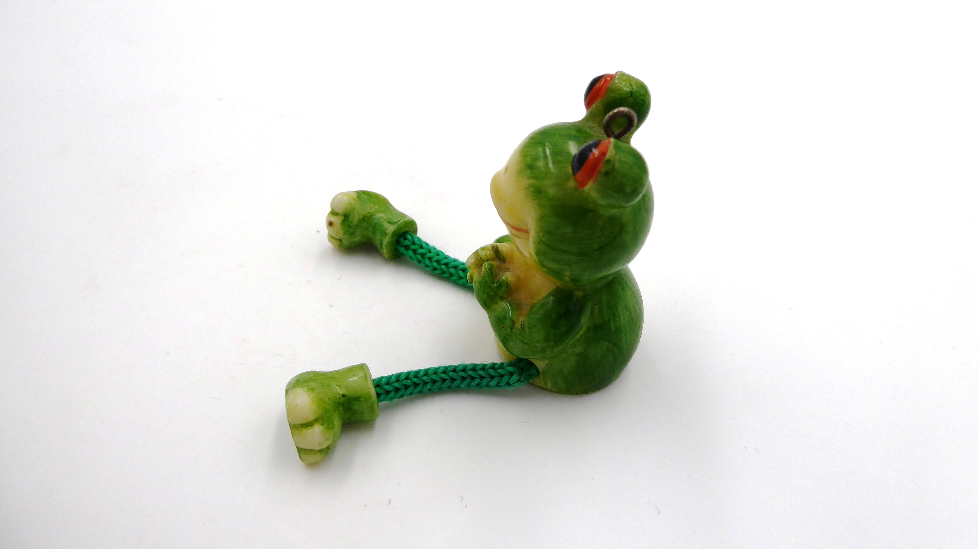 Rigolote petite grenouille en bois peint avec jambes mobiles