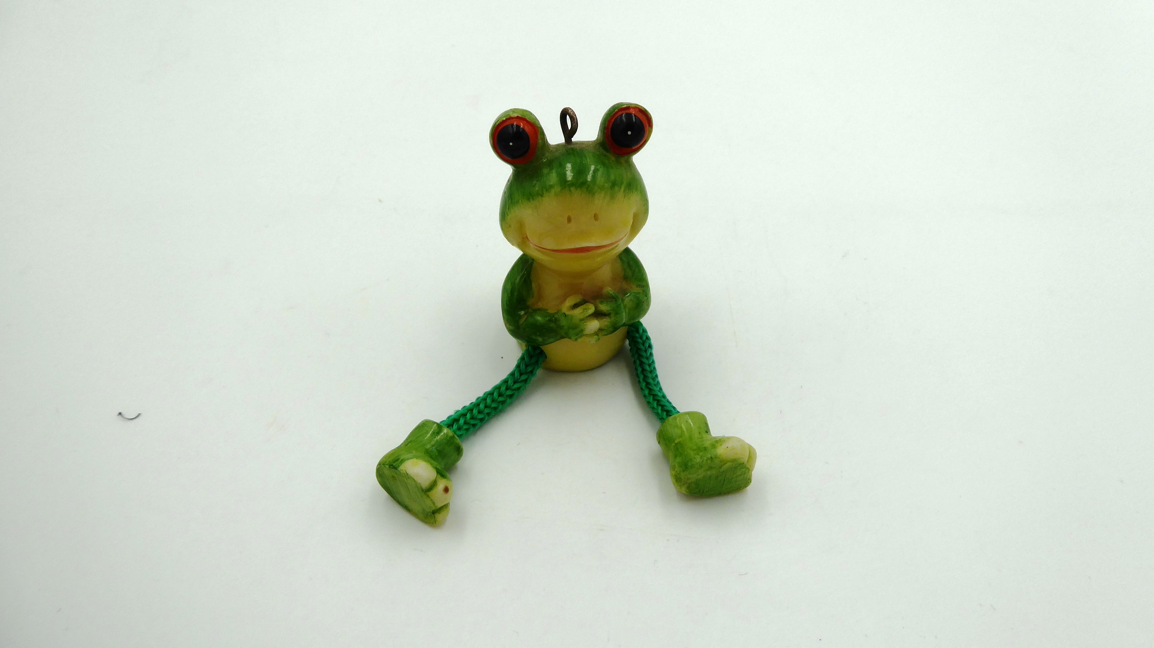 Rigolote petite grenouille en bois peint avec jambes mobiles