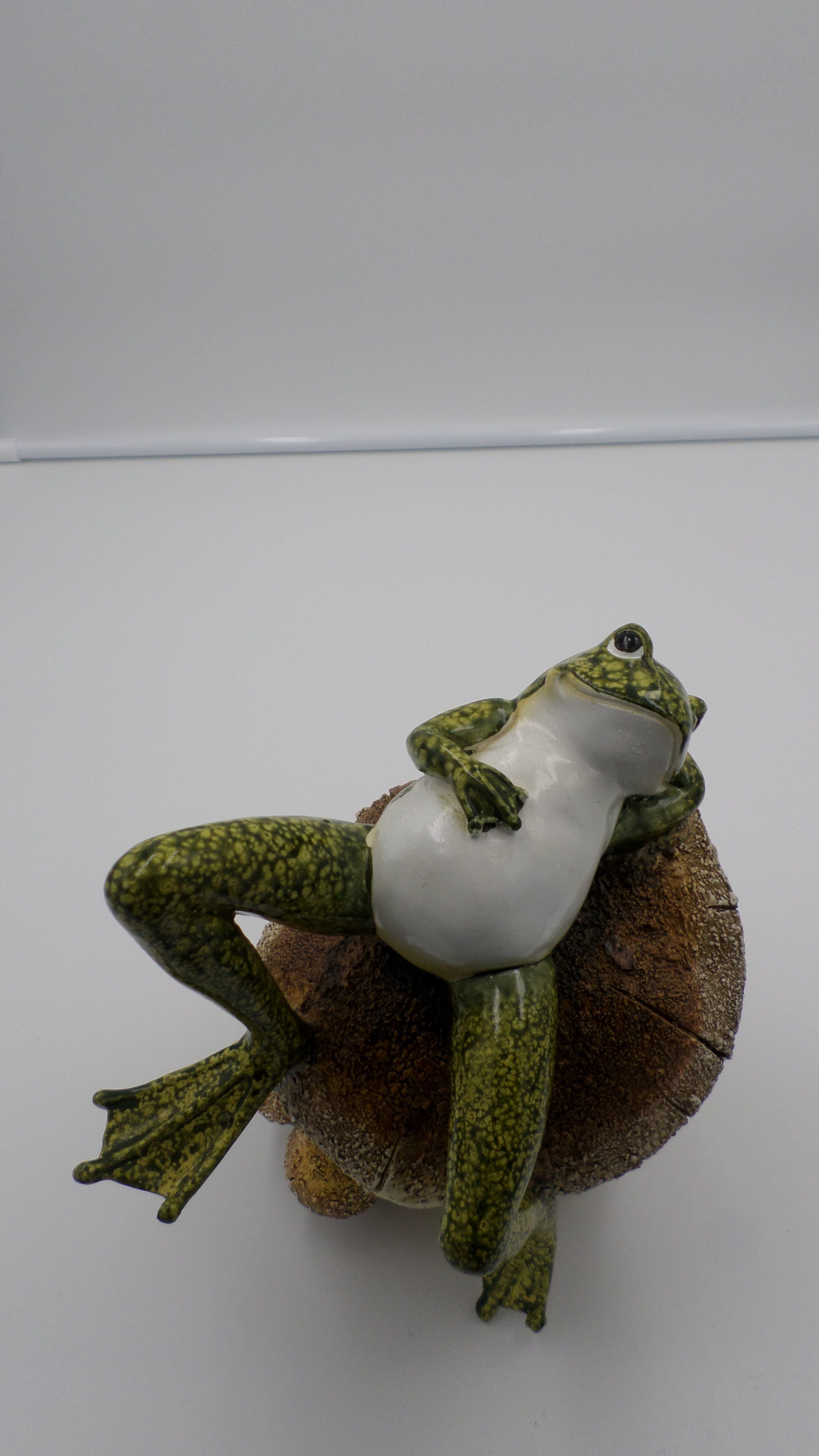 Rare champignon en composite revêtu d'une grenouille en céramique