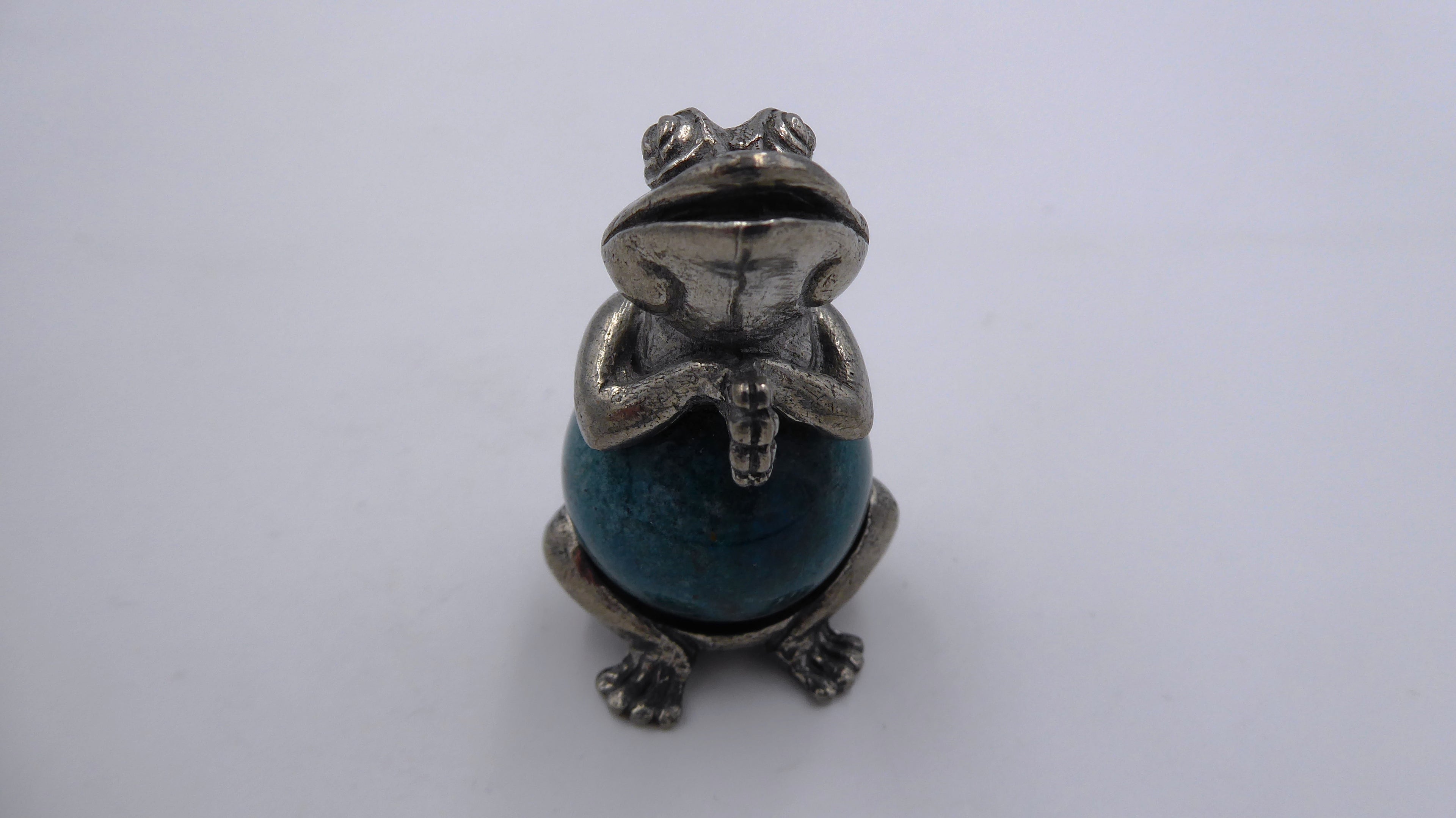 Grenouille en étain avec pierre sertie formant son vente