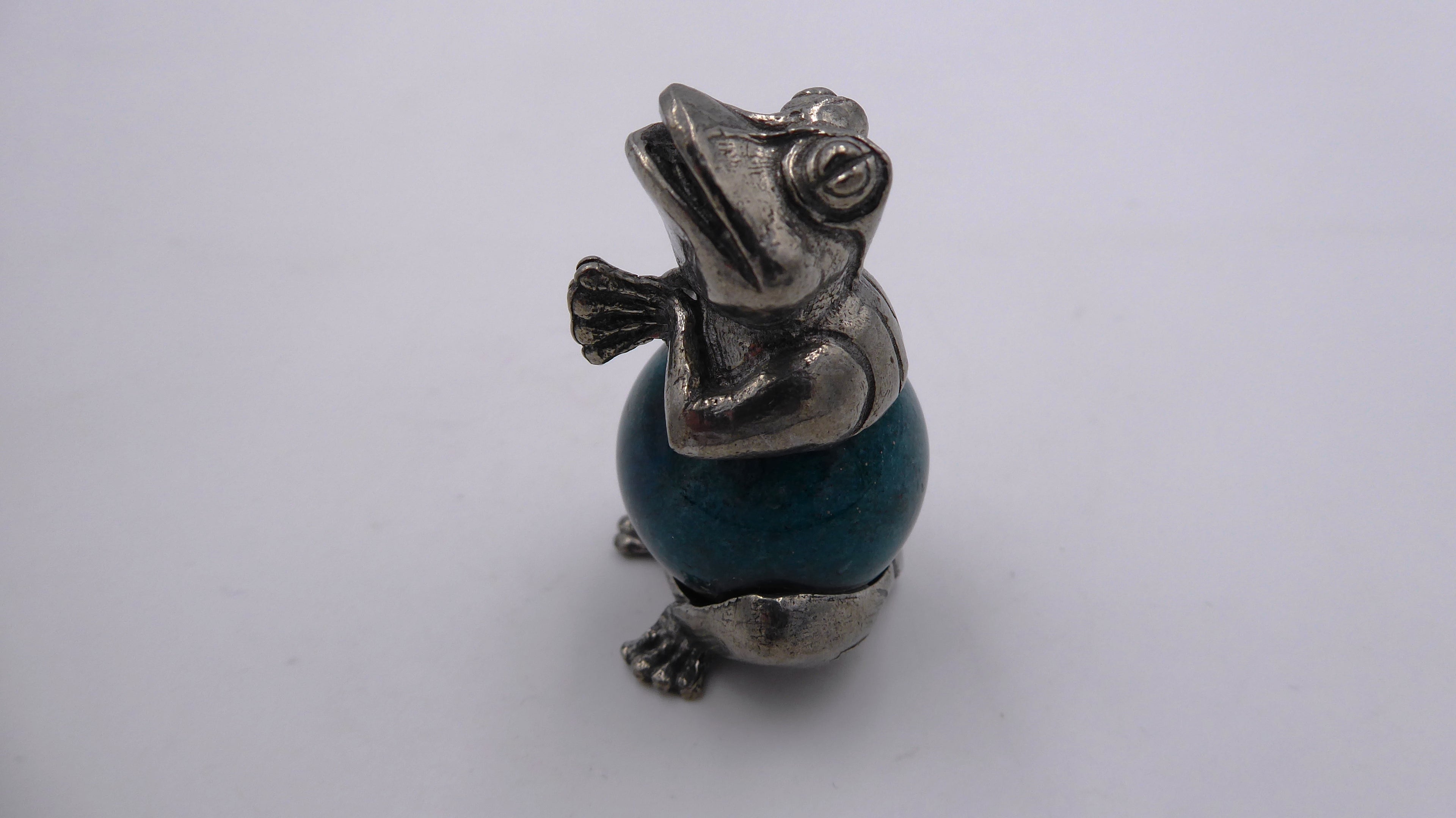 Grenouille en étain avec pierre sertie formant son vente