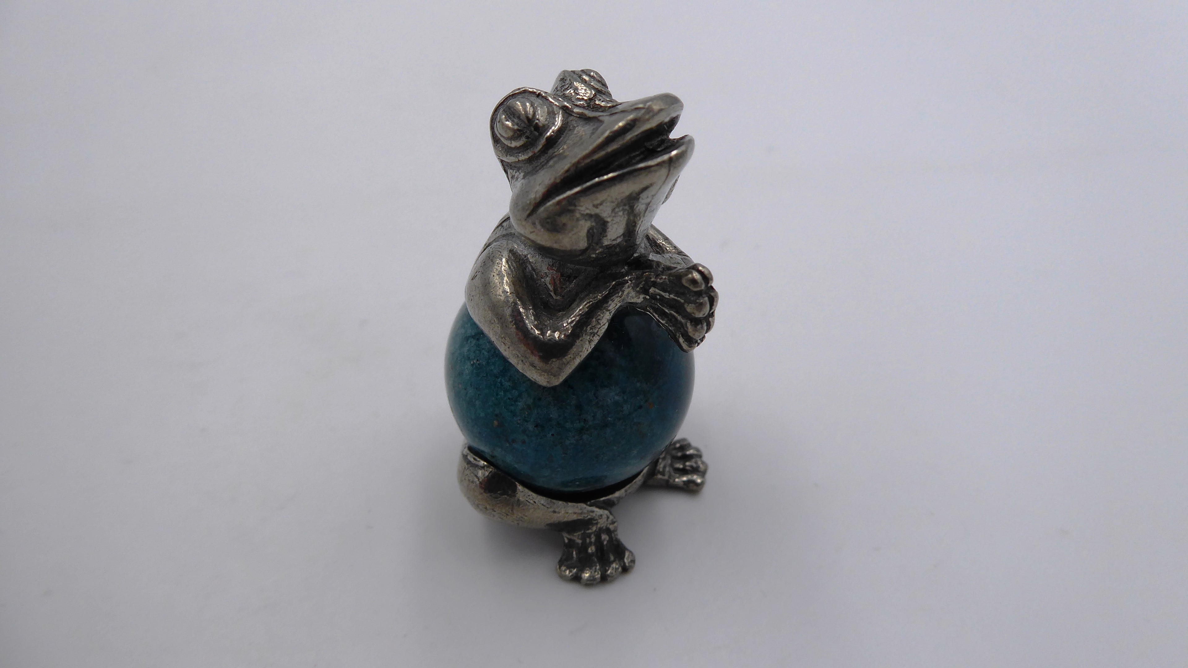 Grenouille en étain avec pierre sertie formant son vente