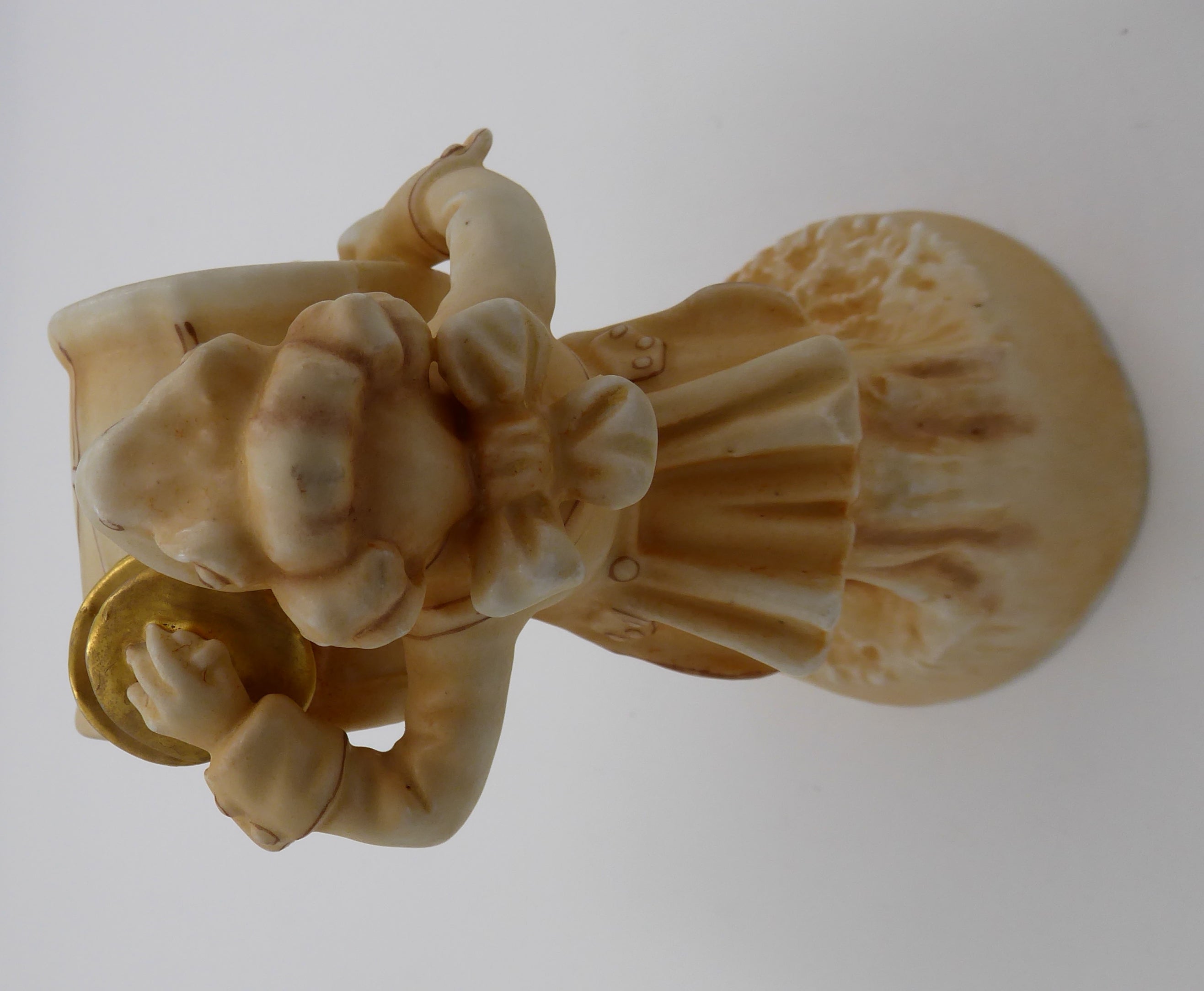 Grenouille musicienne en porcelaine de SAXE vernis brun