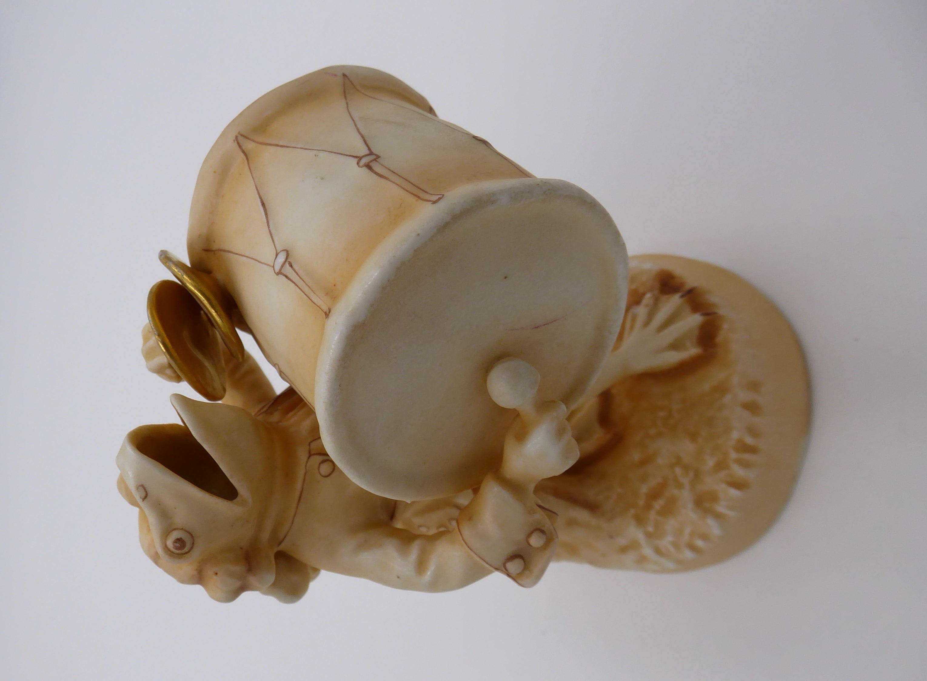 Grenouille musicienne en porcelaine de SAXE vernis brun