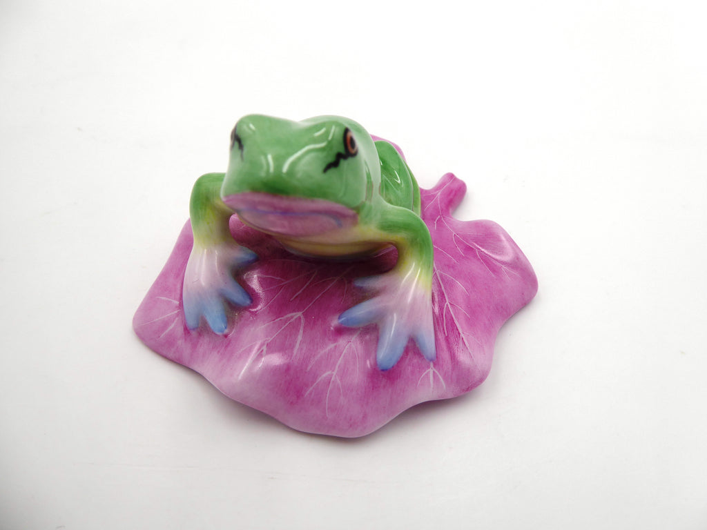 Porcelaine Hongroise grenouille sur un nénuphar