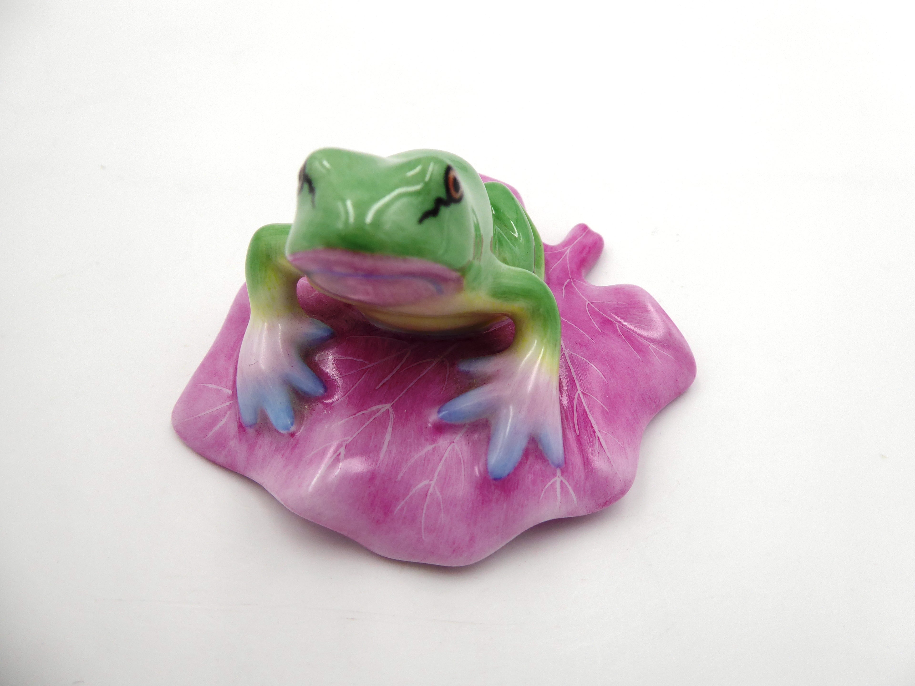 Porcelaine Hongroise grenouille sur un nénuphar