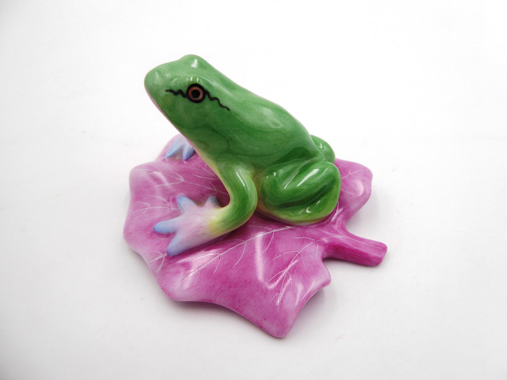 Porcelaine Hongroise grenouille sur un nénuphar