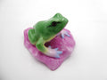 Porcelaine Hongroise grenouille sur un nénuphar