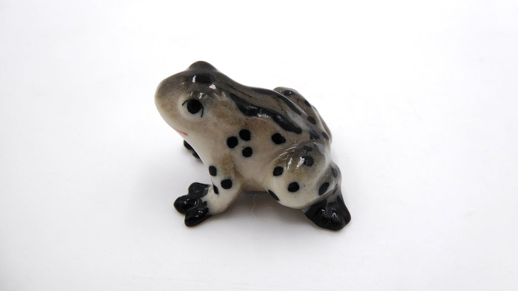 Petite céramique brunâtre à pois noirs