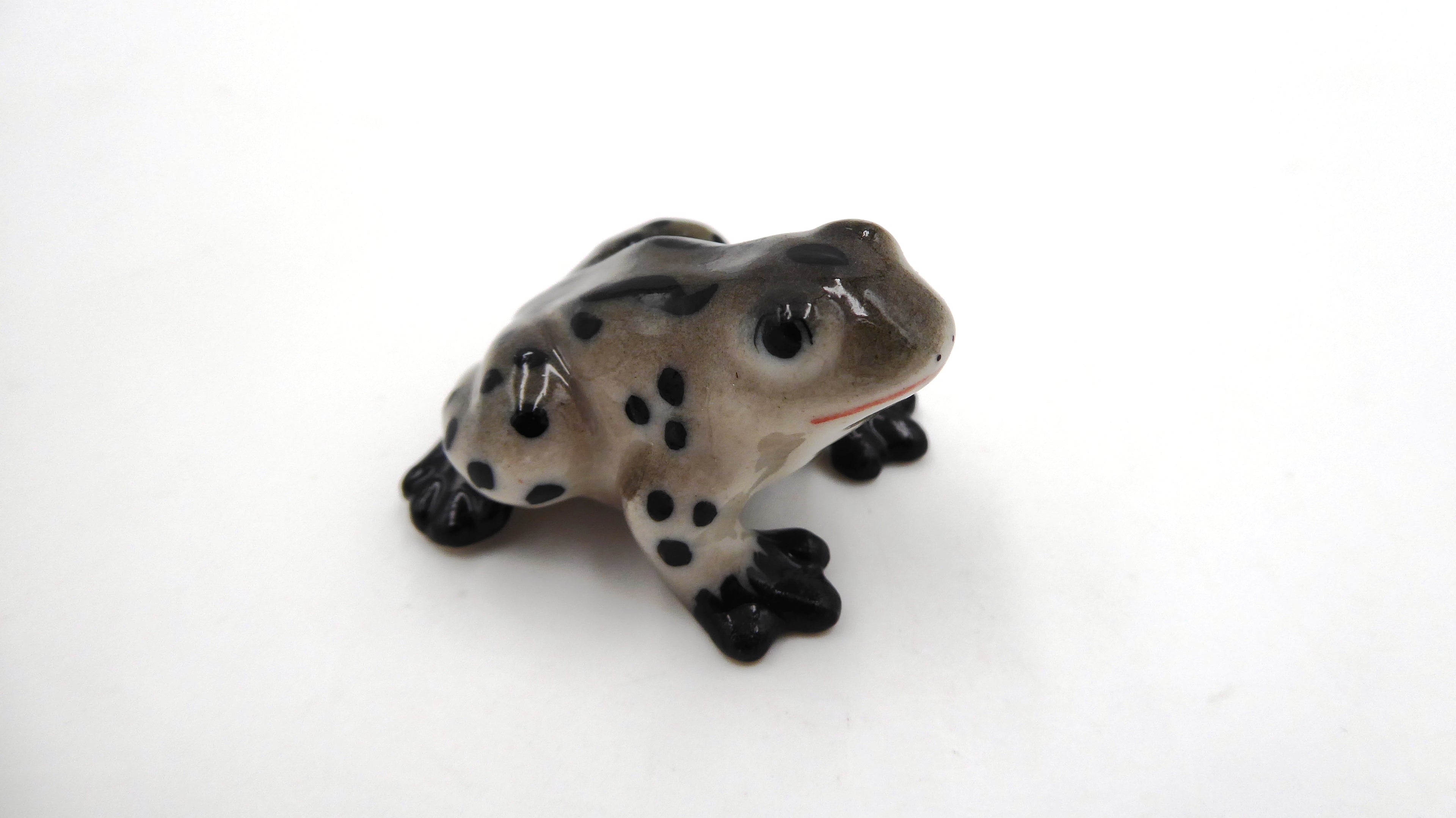 Petite céramique brunâtre à pois noirs