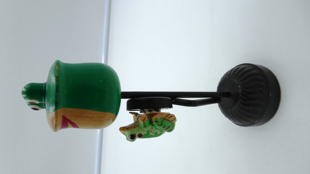 Petite création en bois et métal avec grenouille aimentée