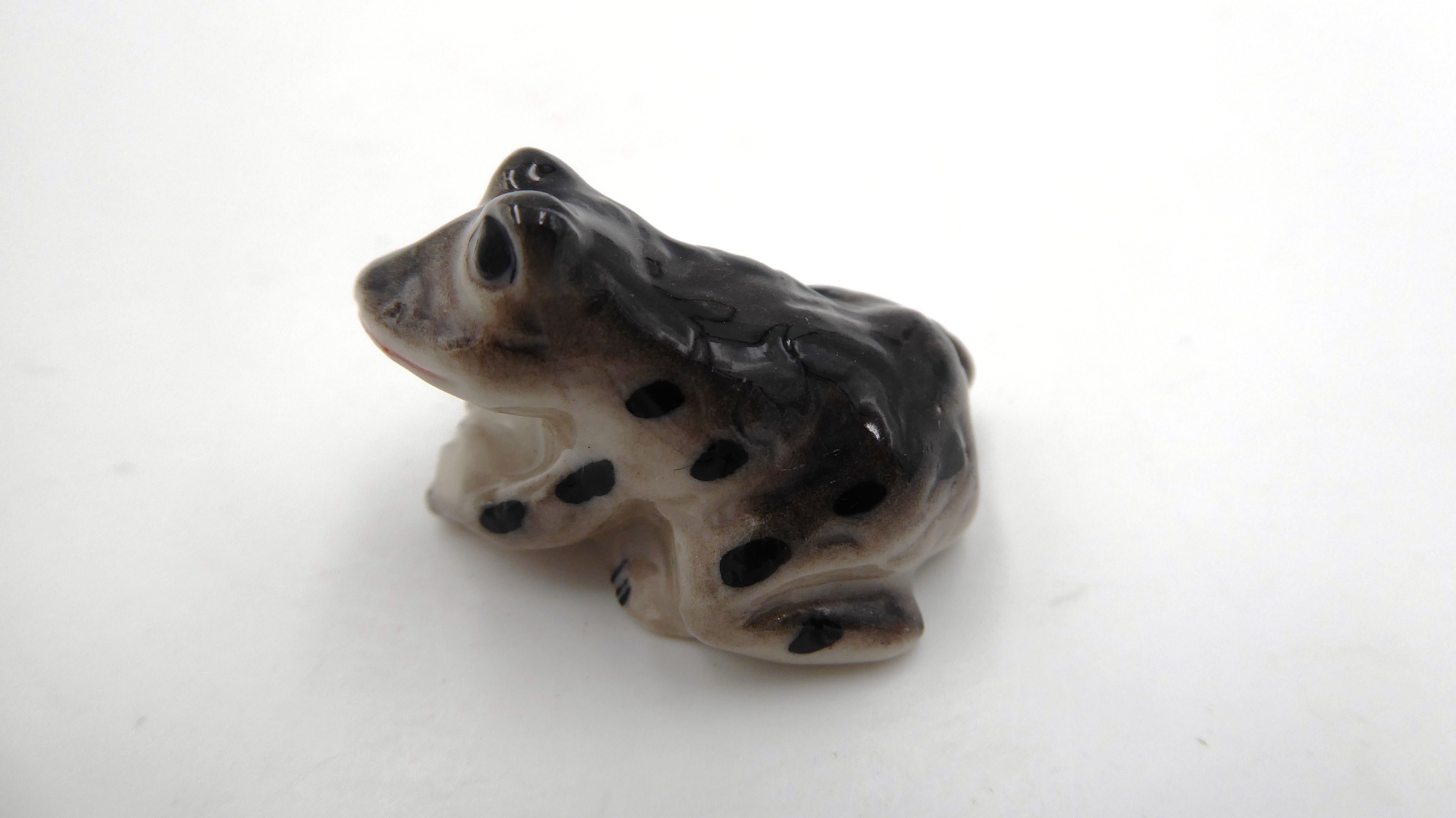 Petite céramique brunâtre à pois noirs