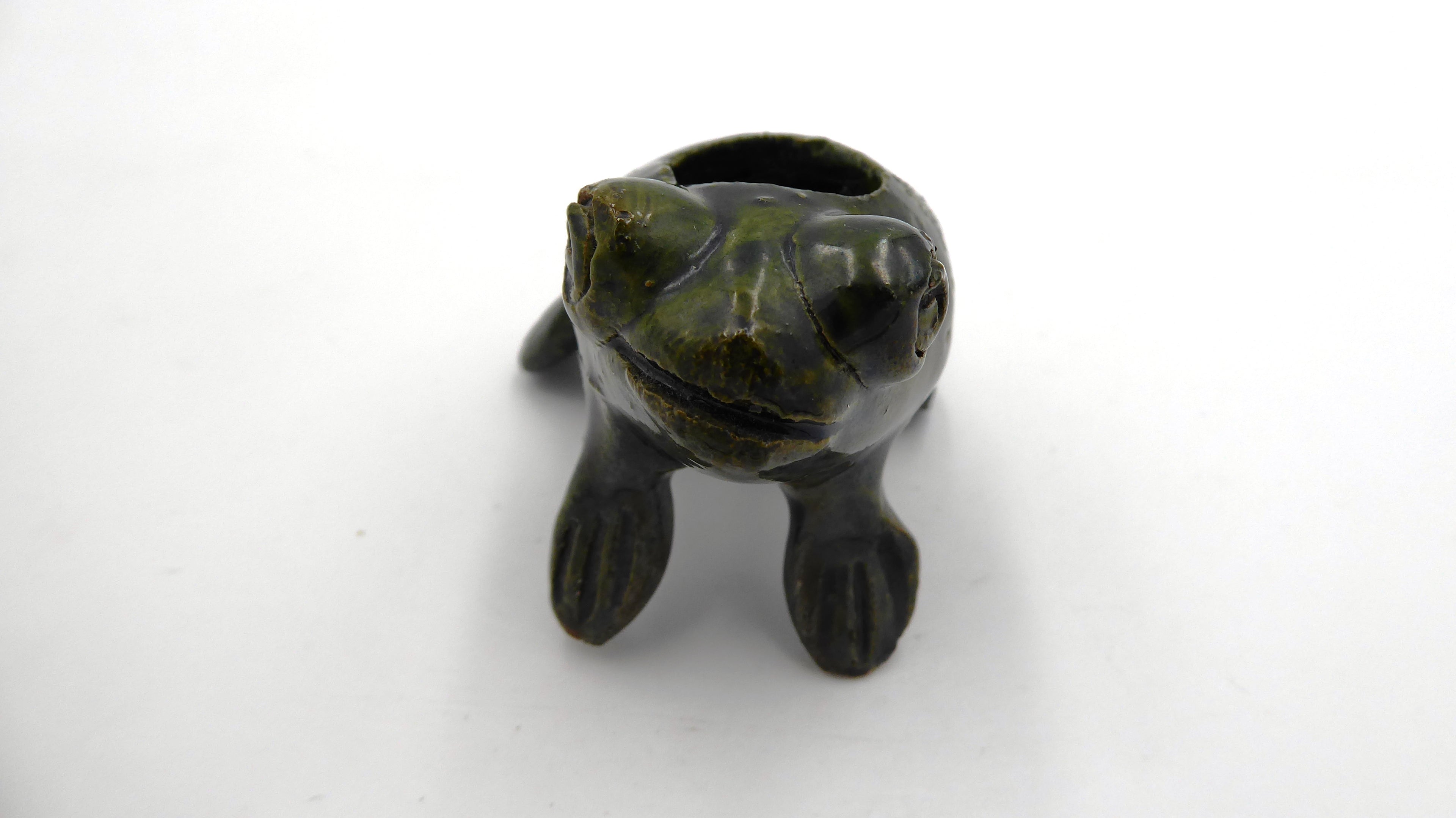 Grenouille haute sur ses pattes en laiton peint en vert