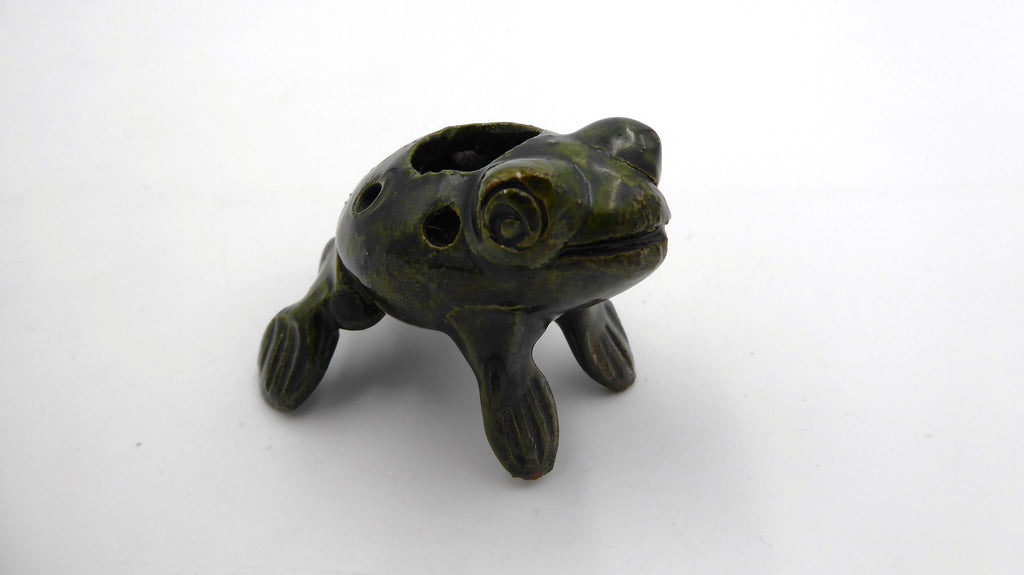 Grenouille haute sur ses pattes en laiton peint en vert