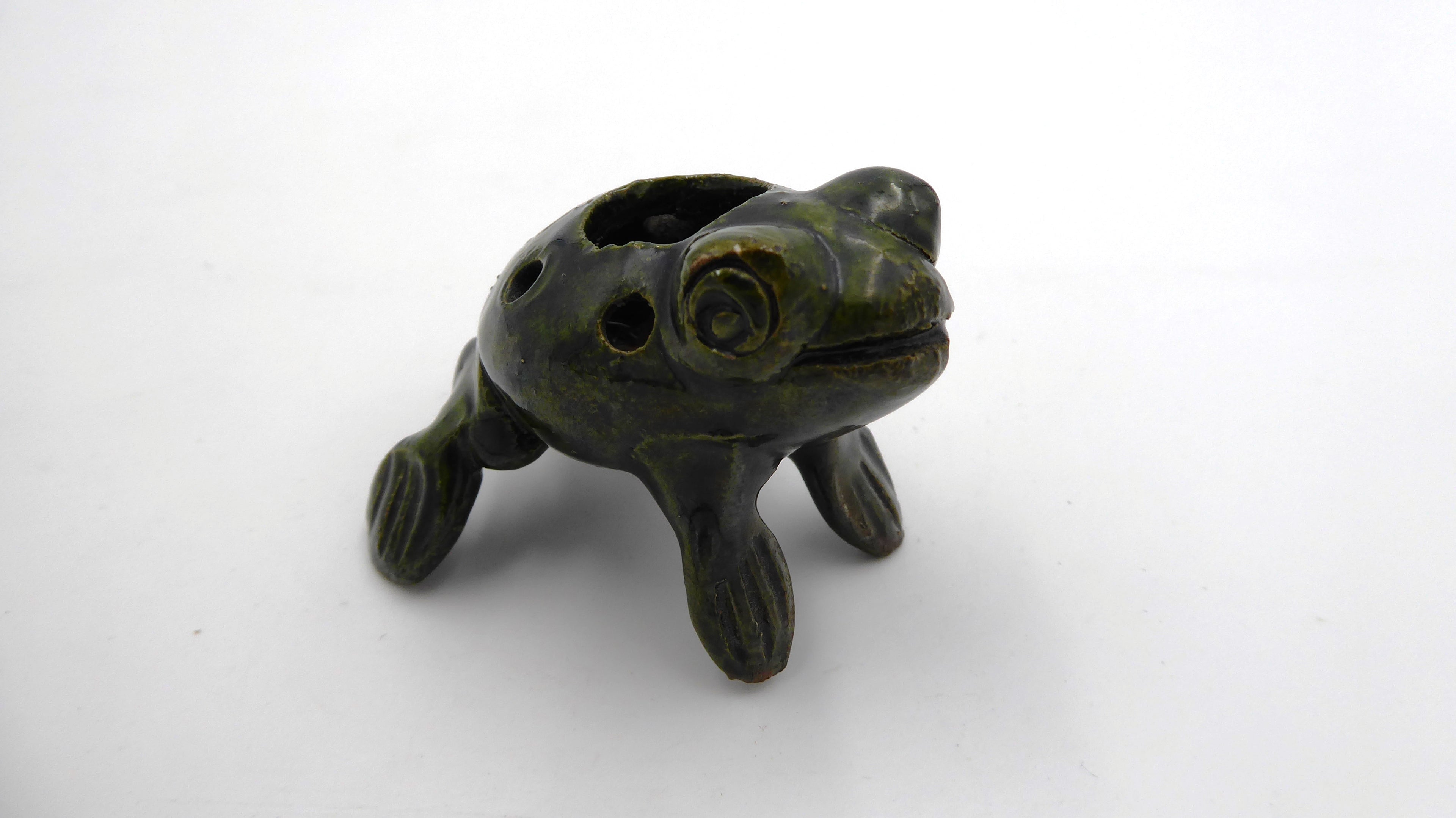 Grenouille haute sur ses pattes en laiton peint en vert