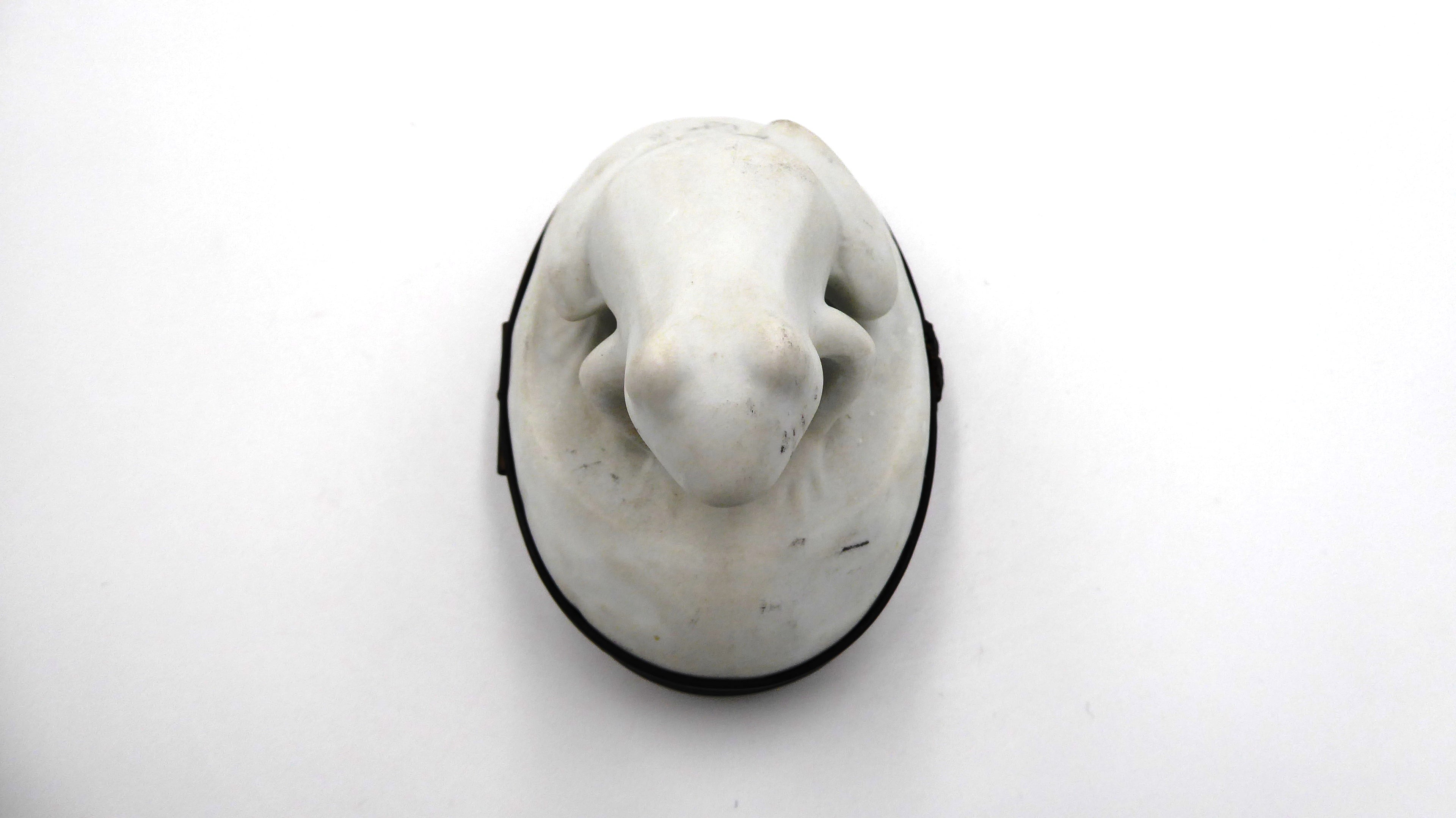 Boite à bijoux porcelaine blanche mate LIMOGES signé fermoir fleur en laiton