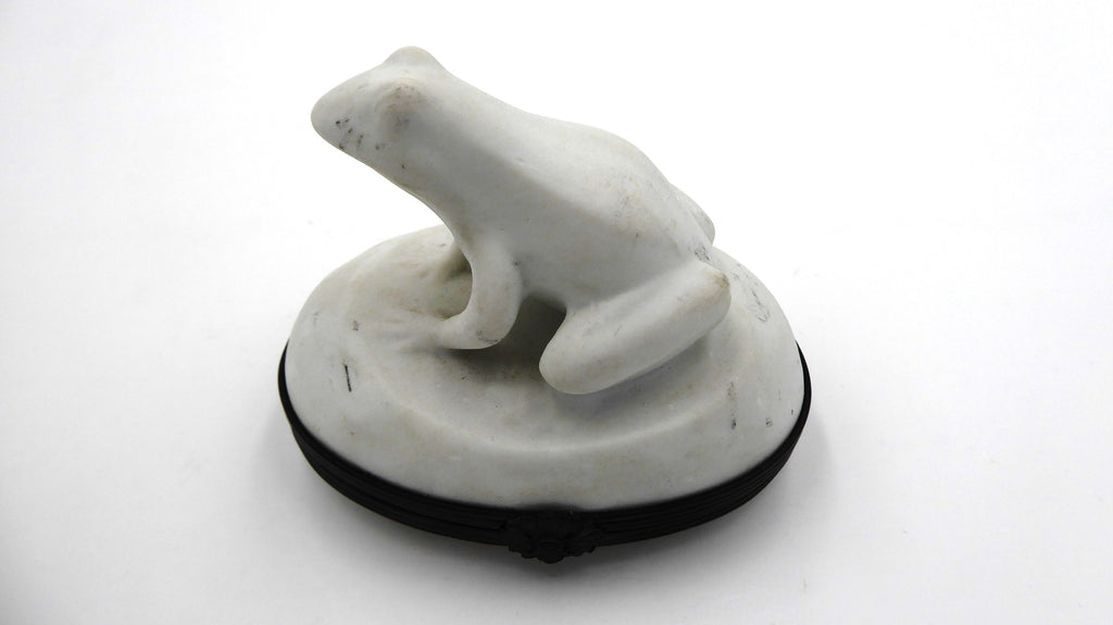 Boite à bijoux porcelaine blanche mate LIMOGES signé fermoir fleur en laiton