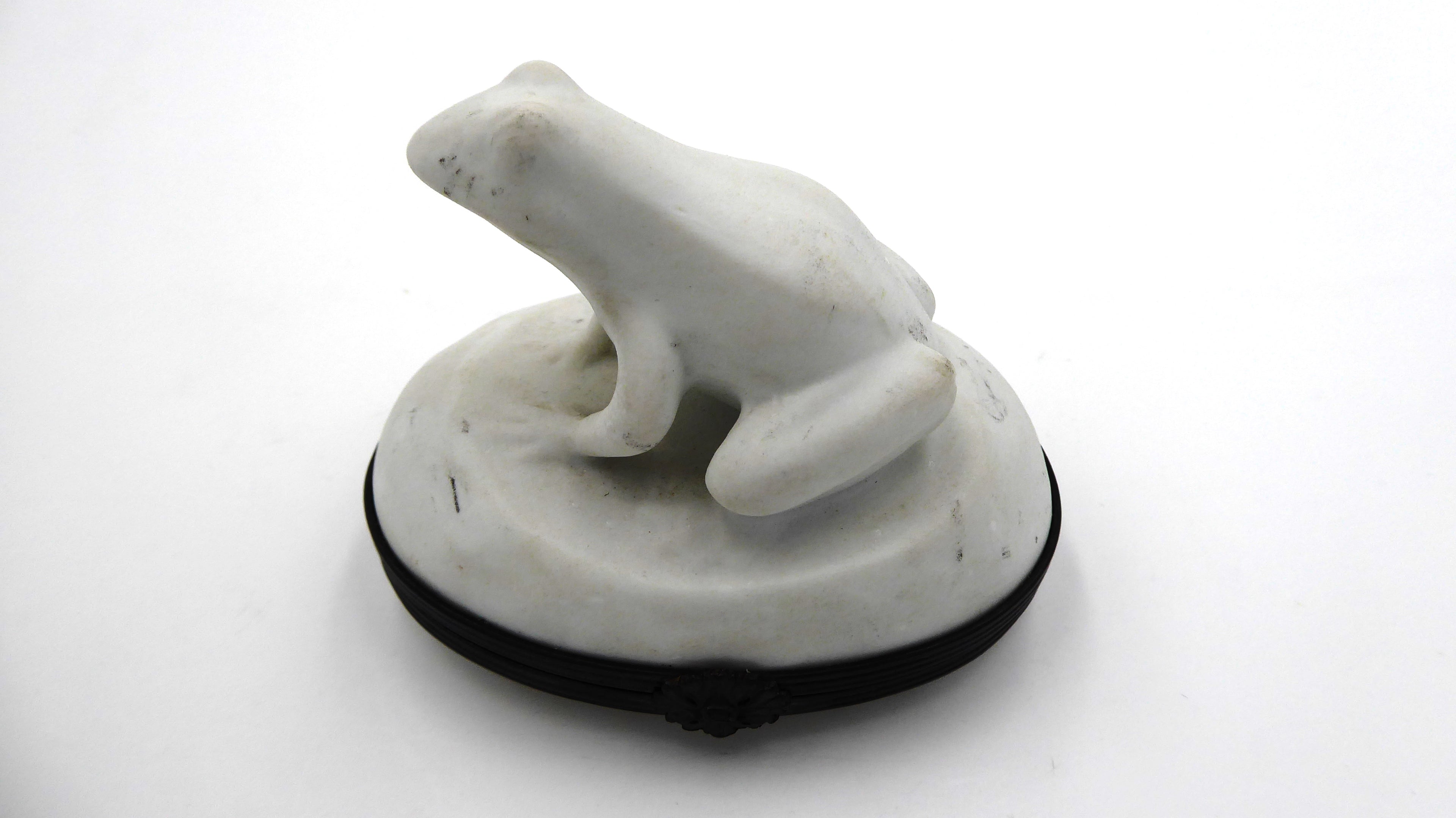 Boite à bijoux porcelaine blanche mate LIMOGES signé fermoir fleur en laiton
