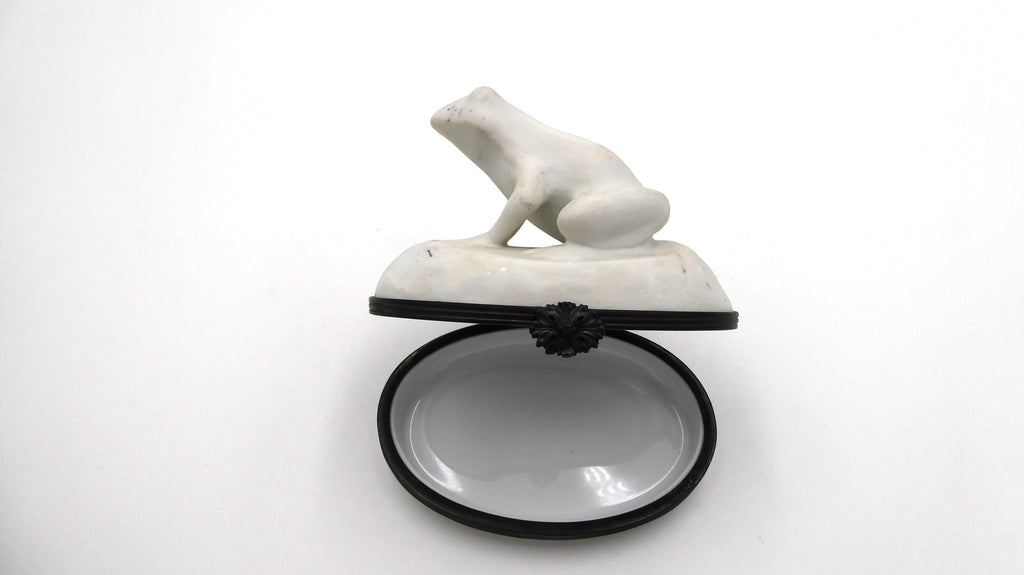 Boite à bijoux porcelaine blanche mate LIMOGES signé fermoir fleur en laiton