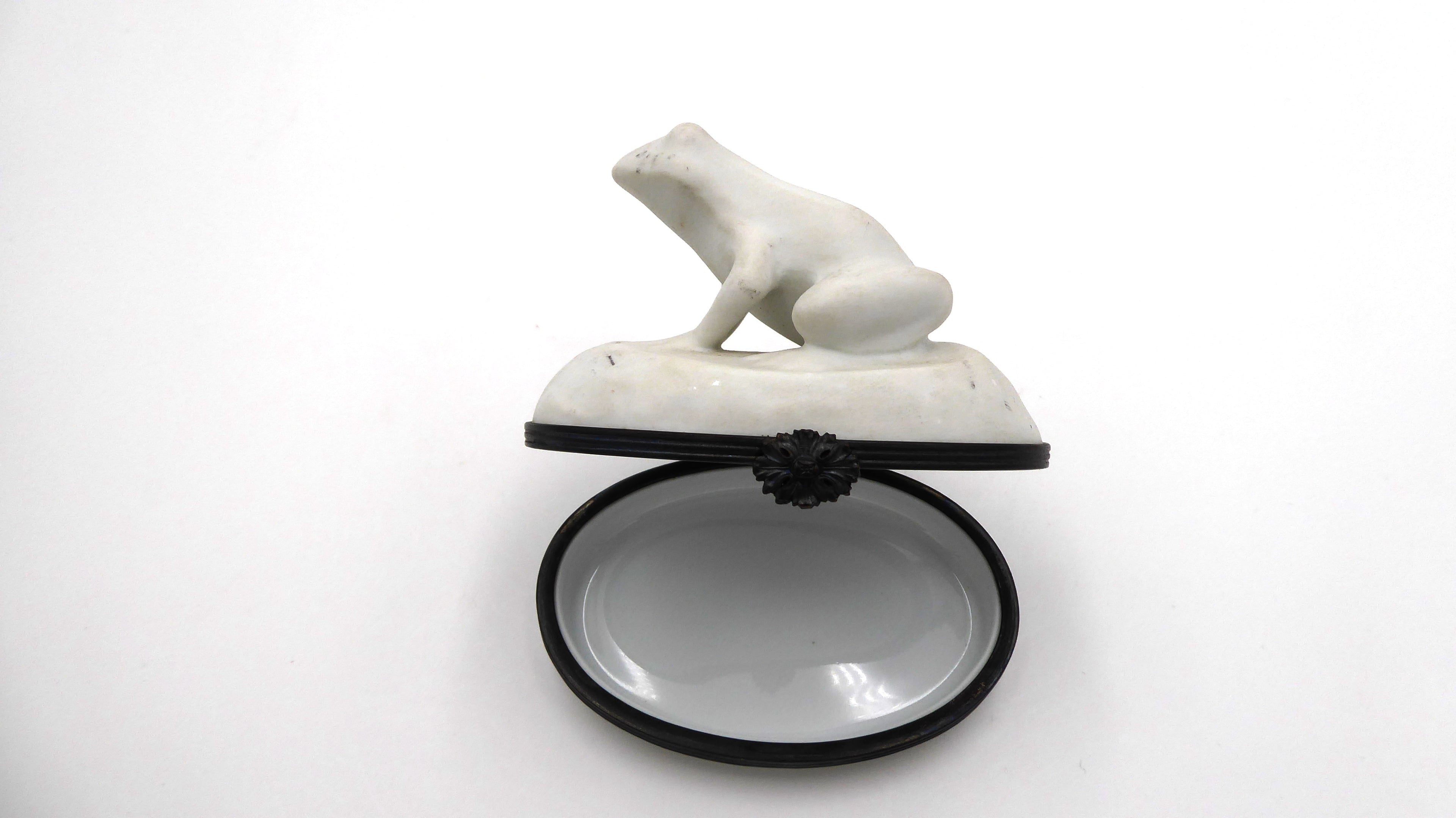 Boite à bijoux porcelaine blanche mate LIMOGES signé fermoir fleur en laiton