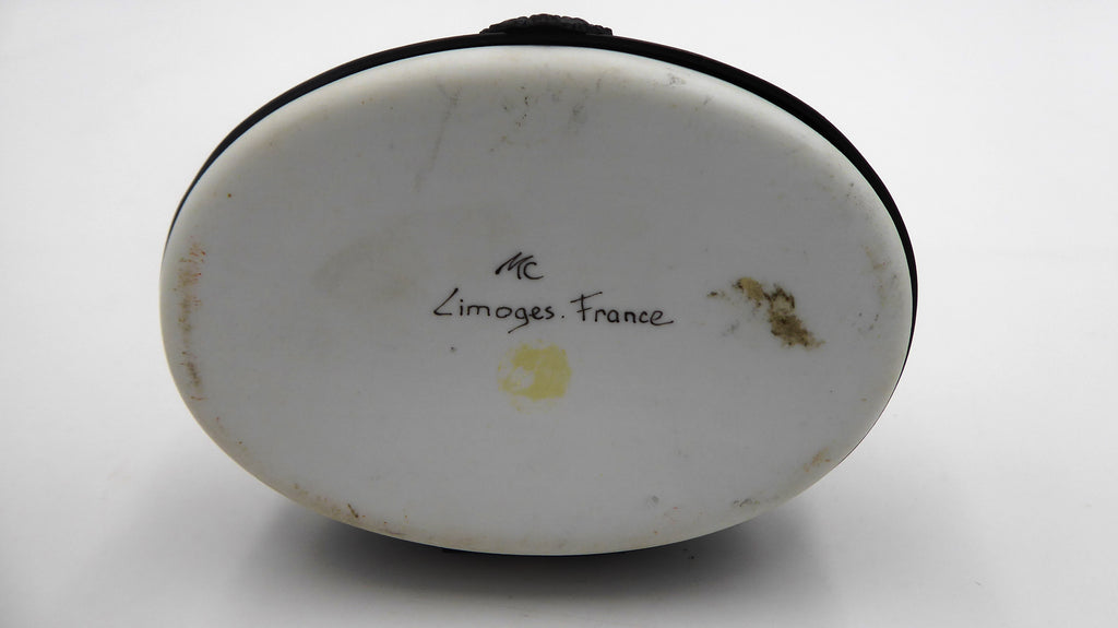 Boite à bijoux porcelaine blanche mate LIMOGES signé fermoir fleur en laiton