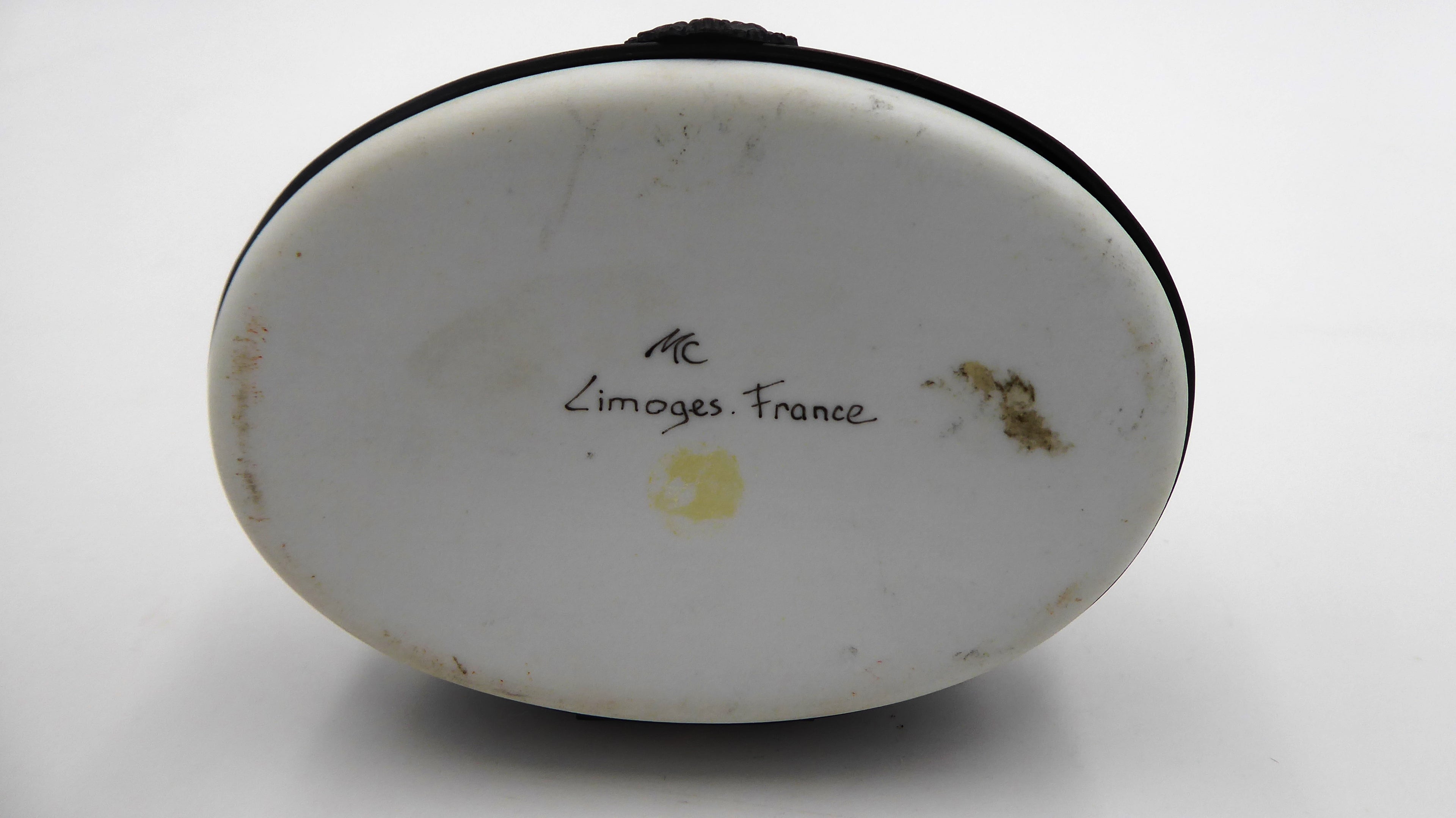 Boite à bijoux porcelaine blanche mate LIMOGES signé fermoir fleur en laiton