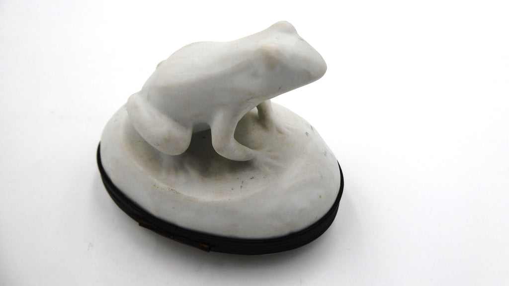 Boite à bijoux porcelaine blanche mate LIMOGES signé fermoir fleur en laiton