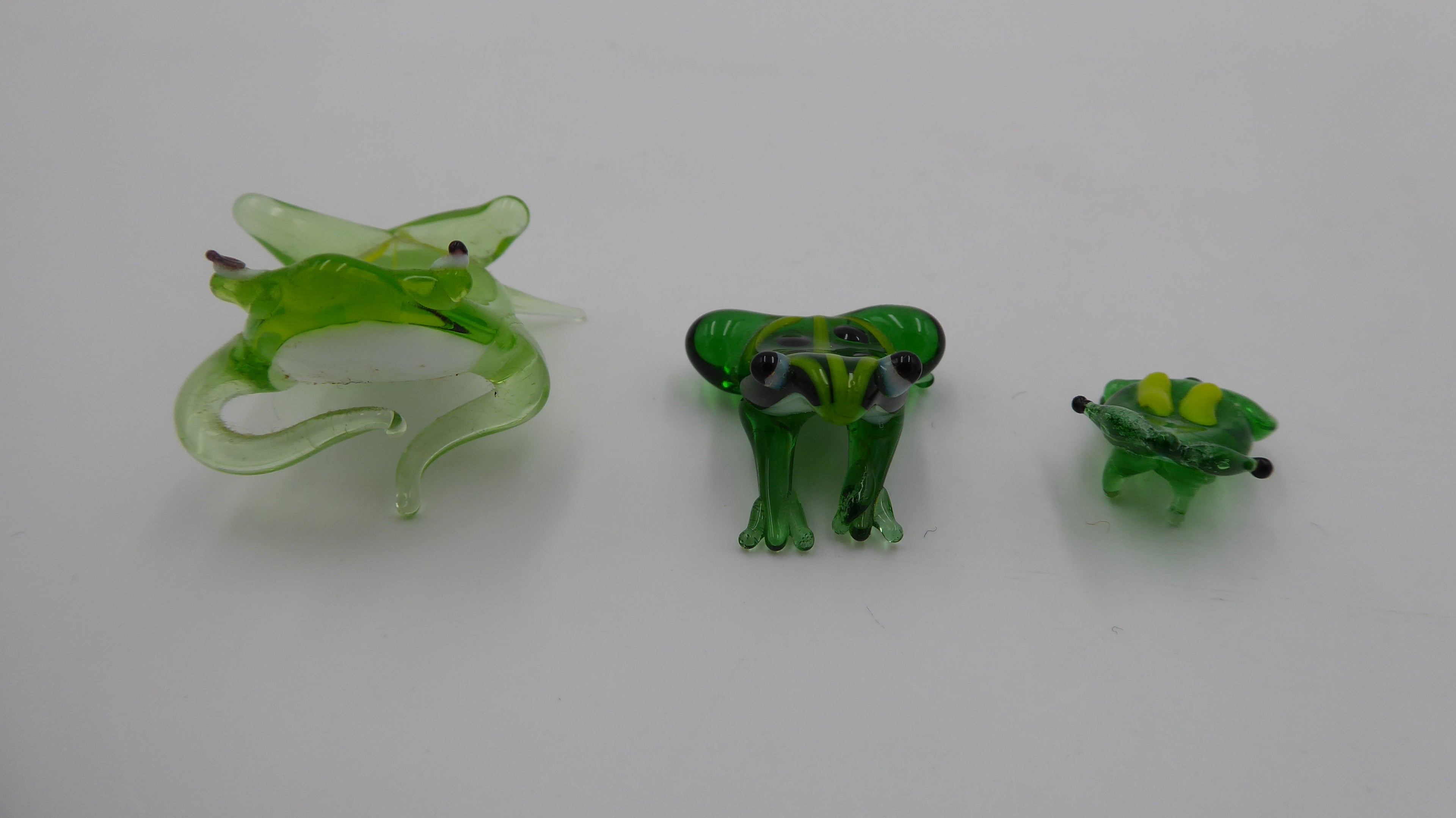 Lot de trois petites grenouilles en verre soufflée