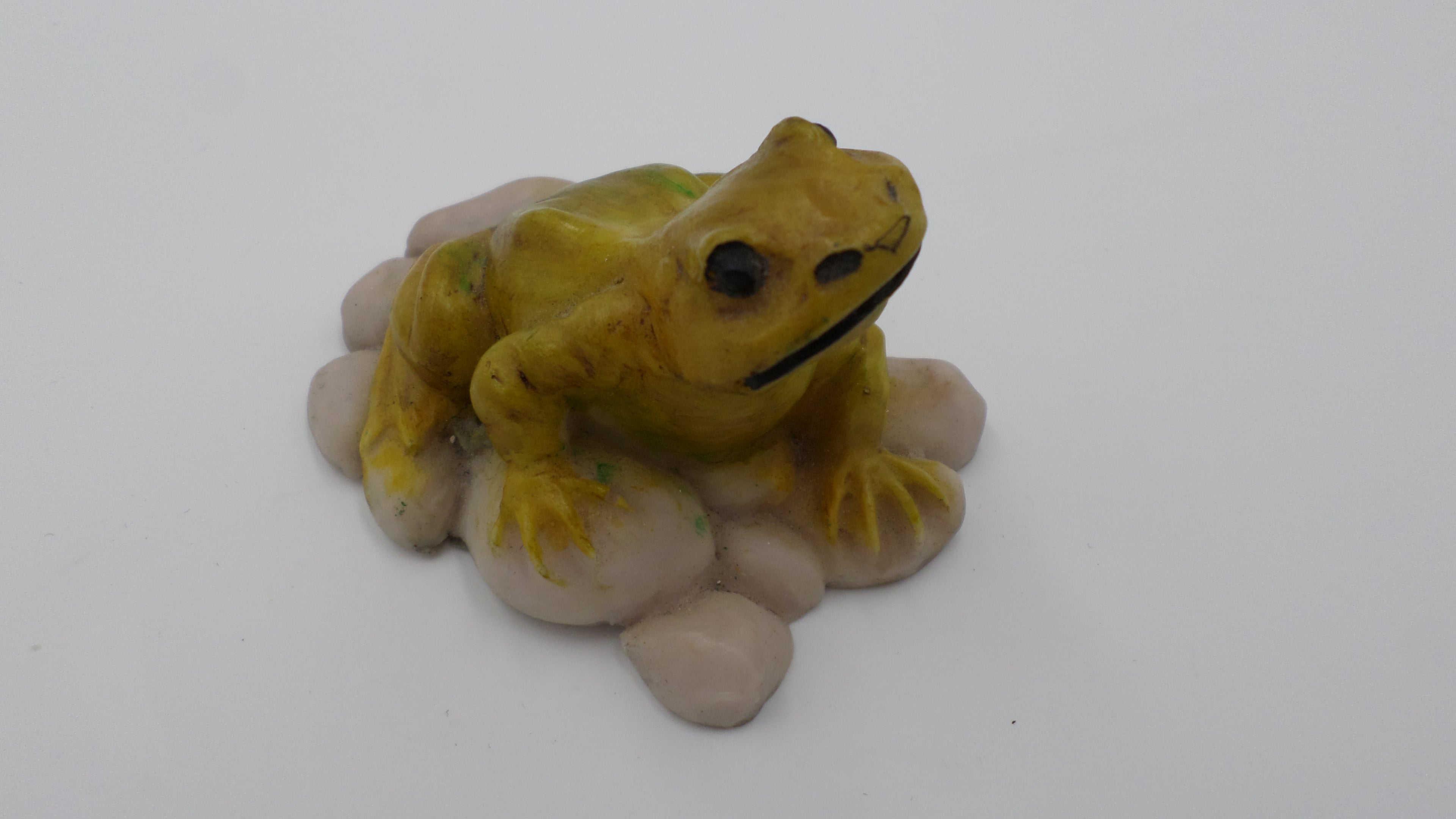 Petite grenouille en composite sur pierre