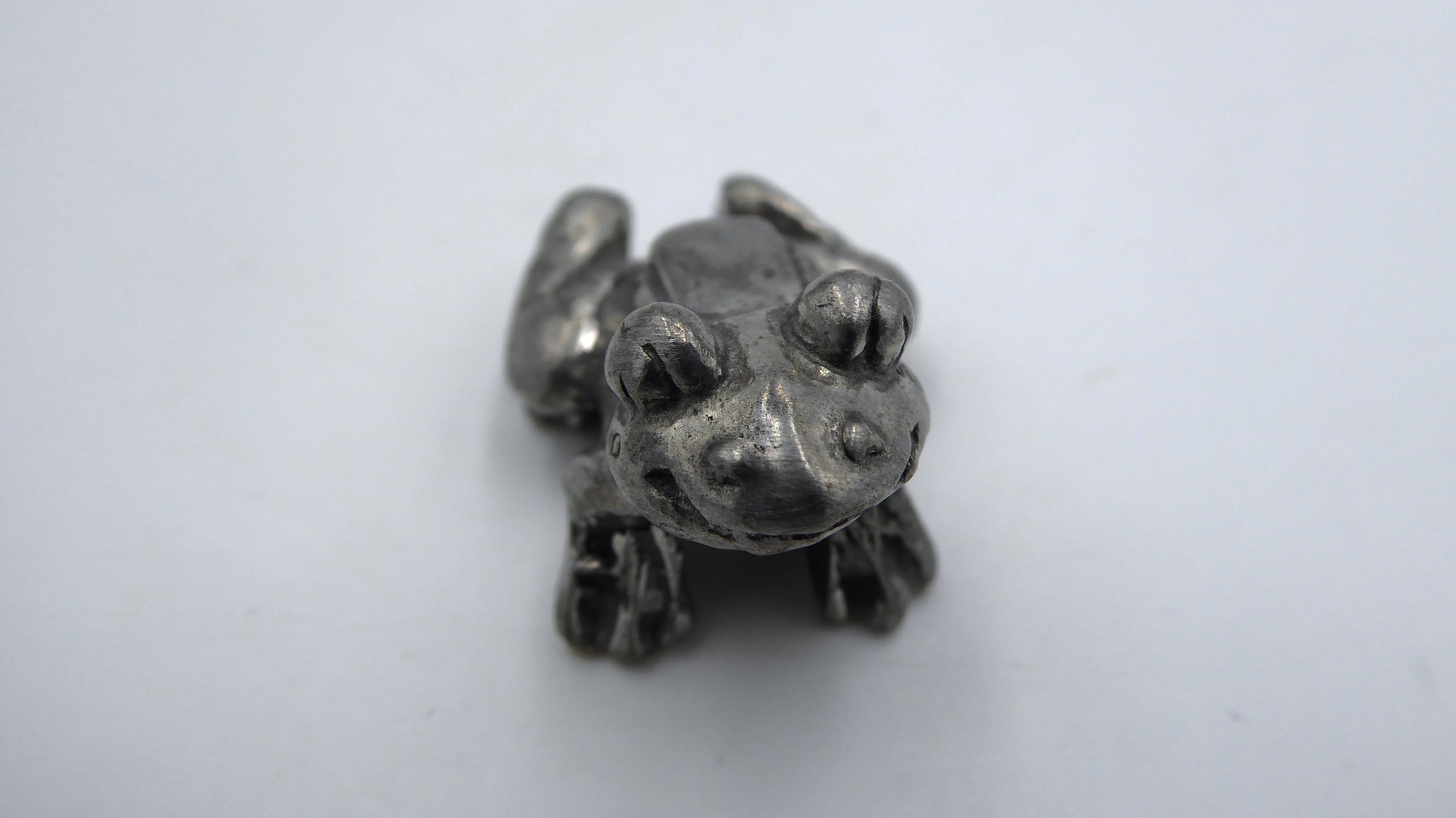 Petite grenouille en étain