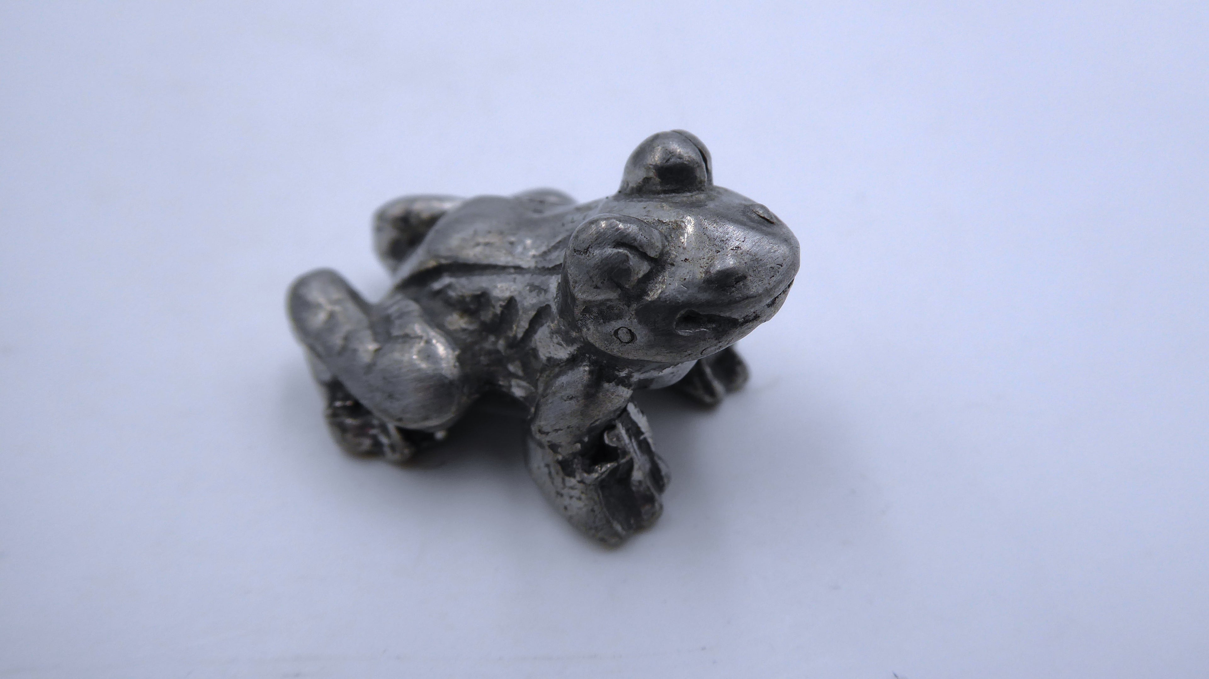 Petite grenouille en étain