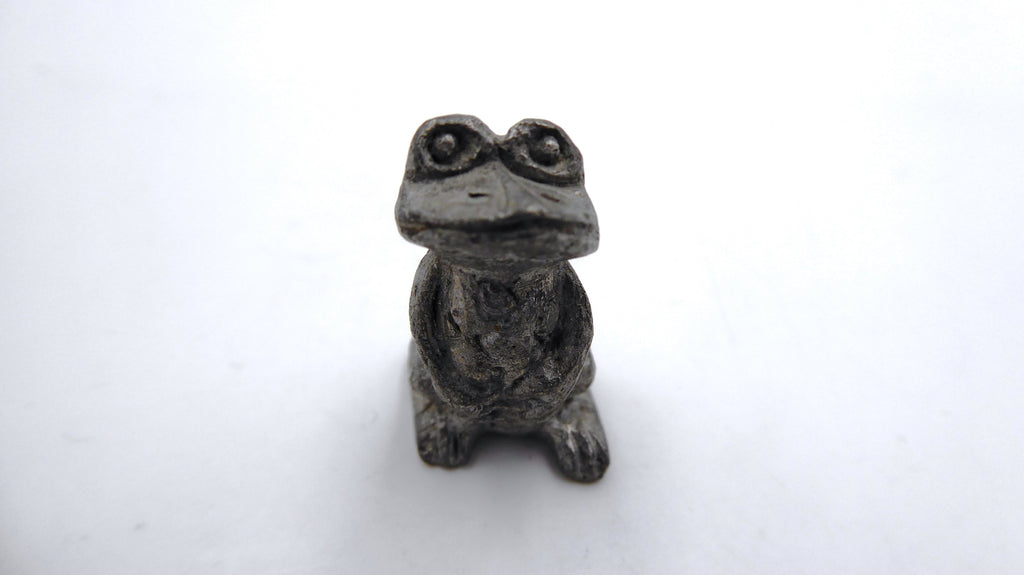 Petite grenouille en étain bedonante