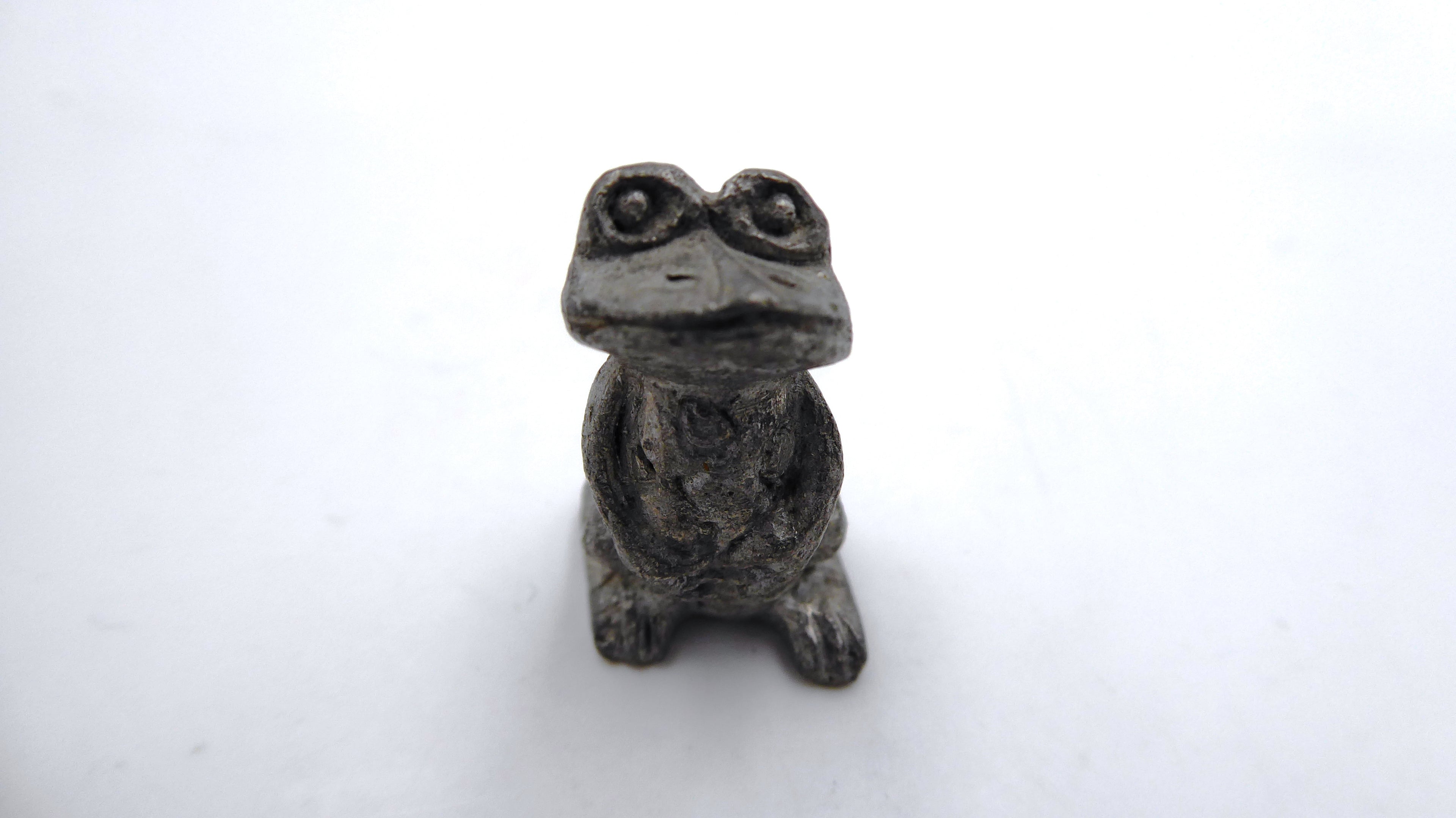 Petite grenouille en étain bedonante