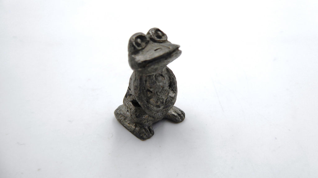 Petite grenouille en étain bedonante