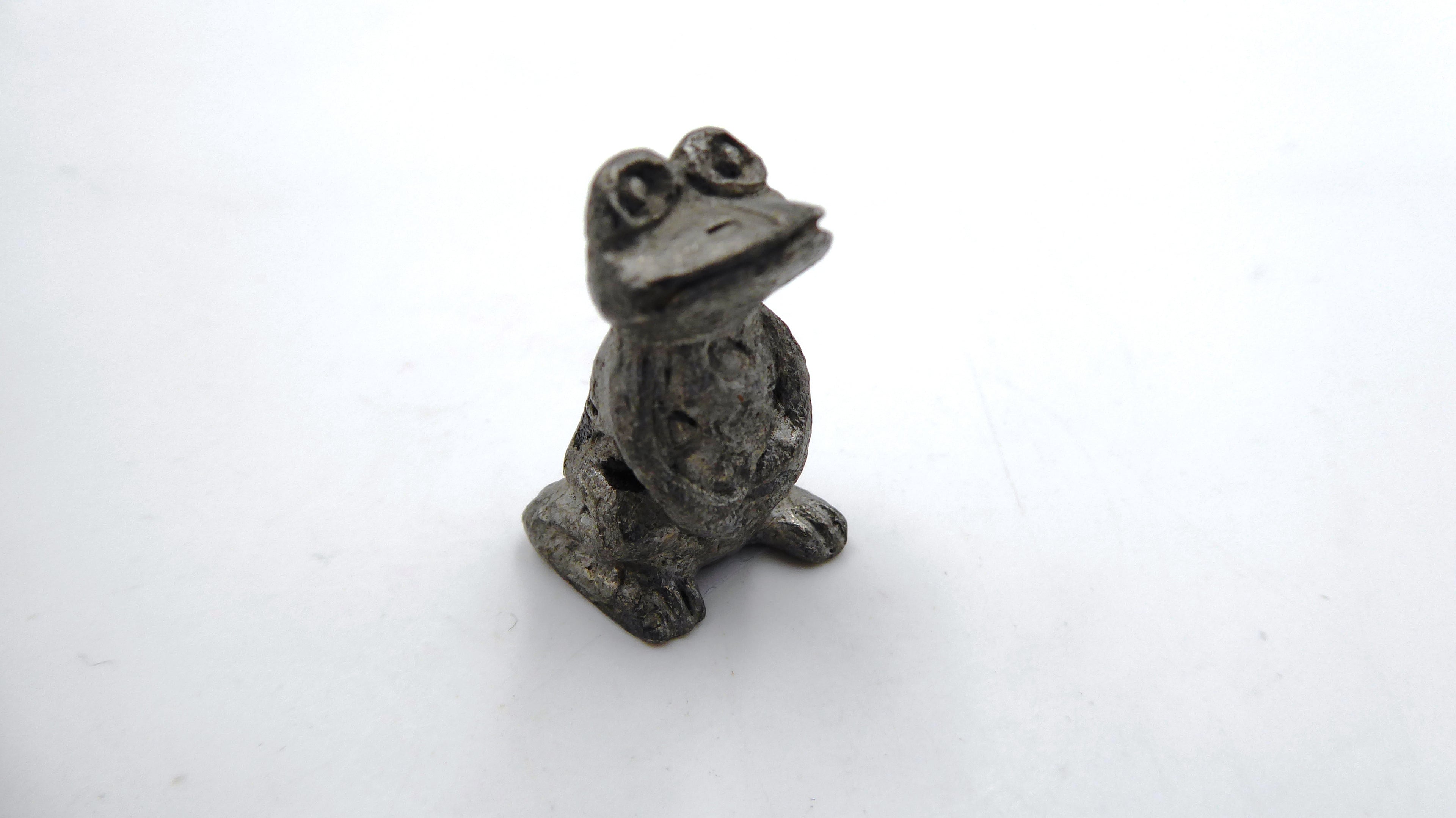 Petite grenouille en étain bedonante