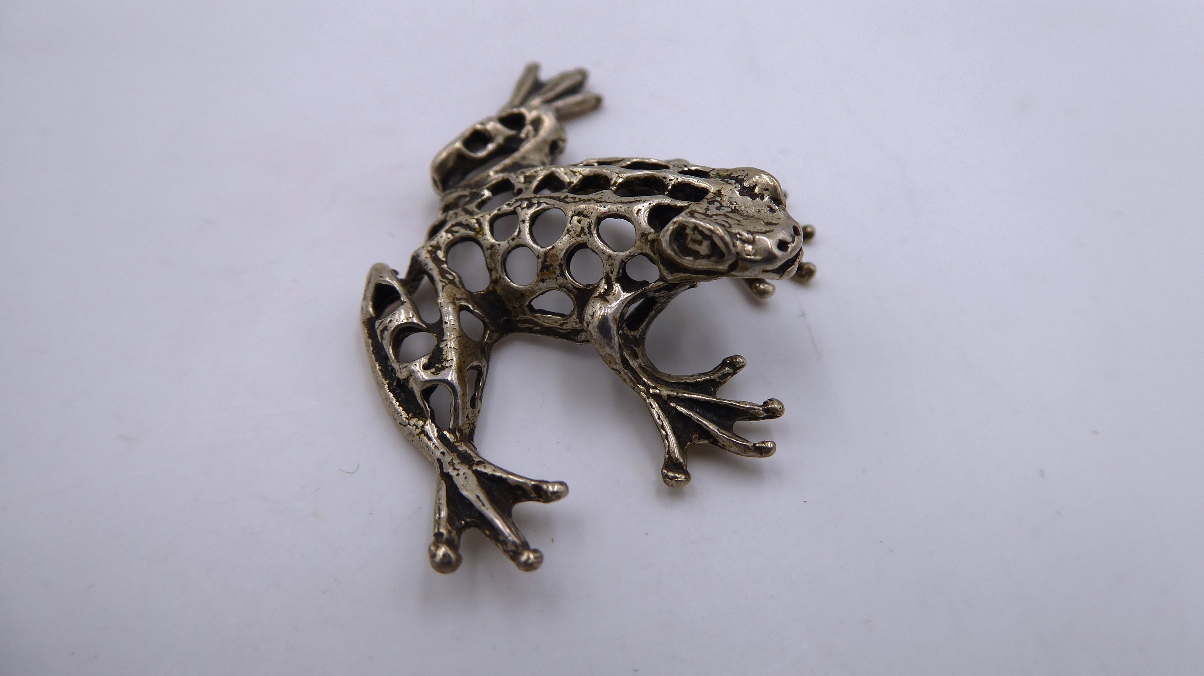 Rare petite grenouille en étain alvéolé