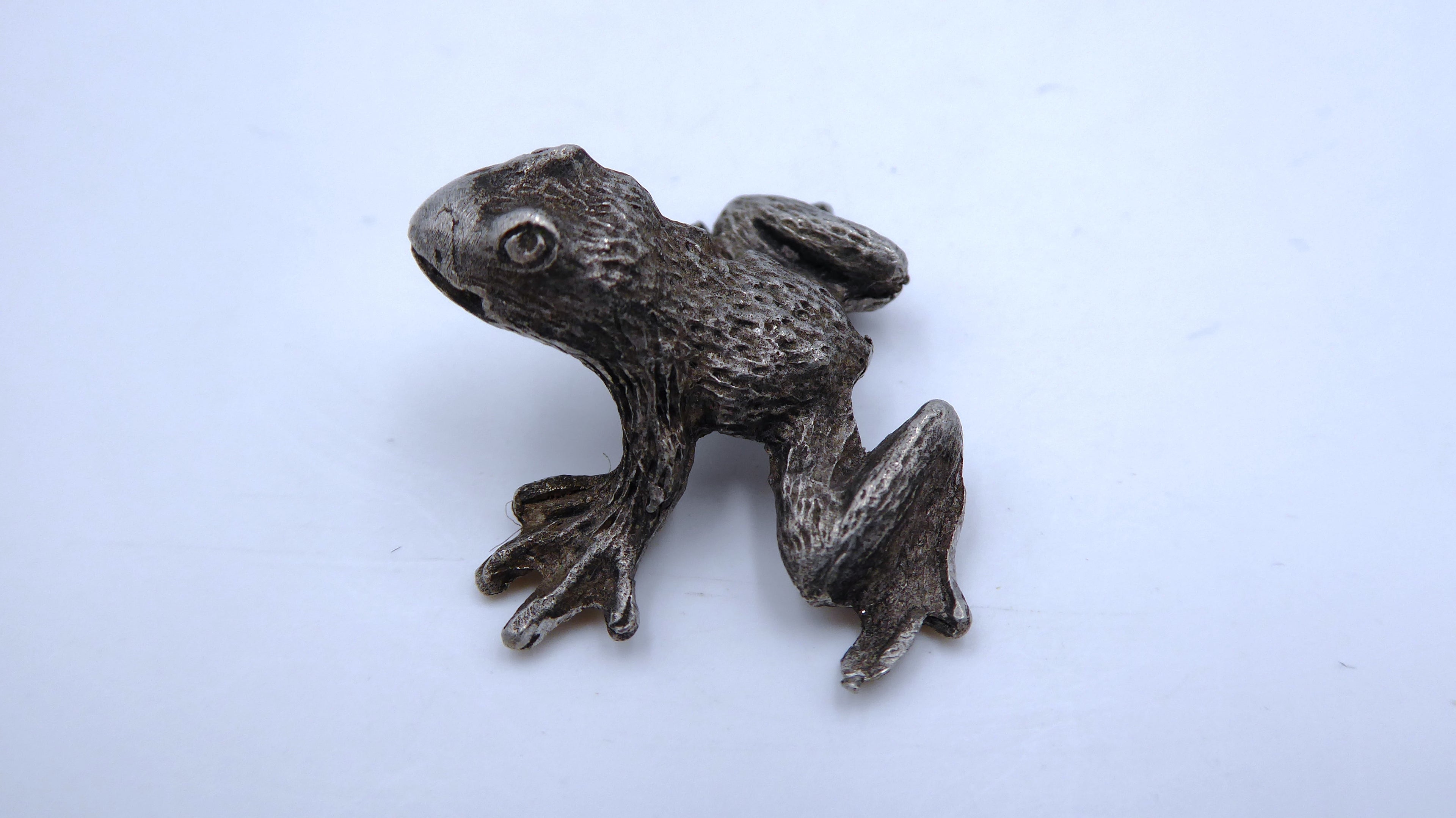Petite grenouille en étain
