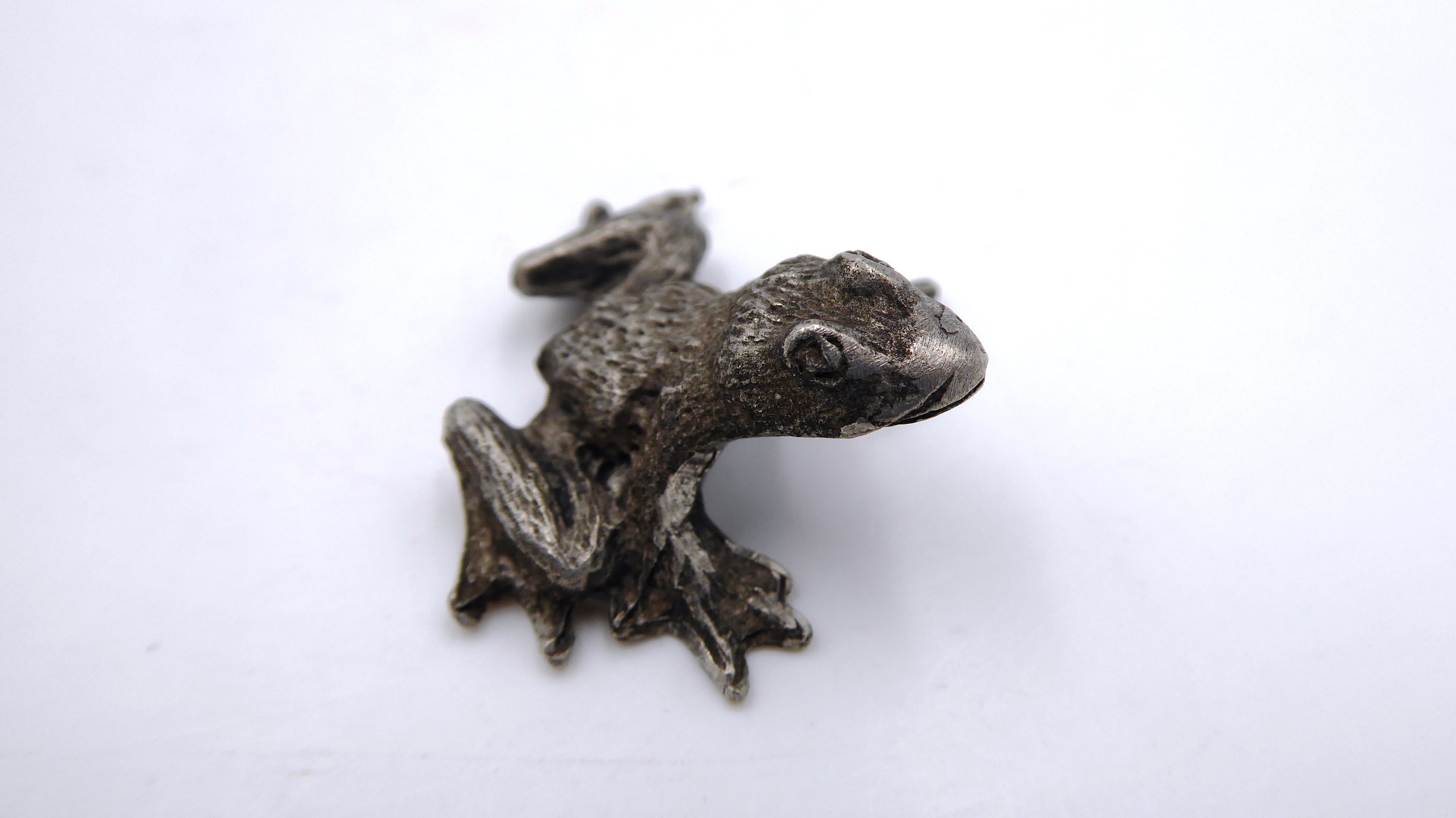 Petite grenouille en étain