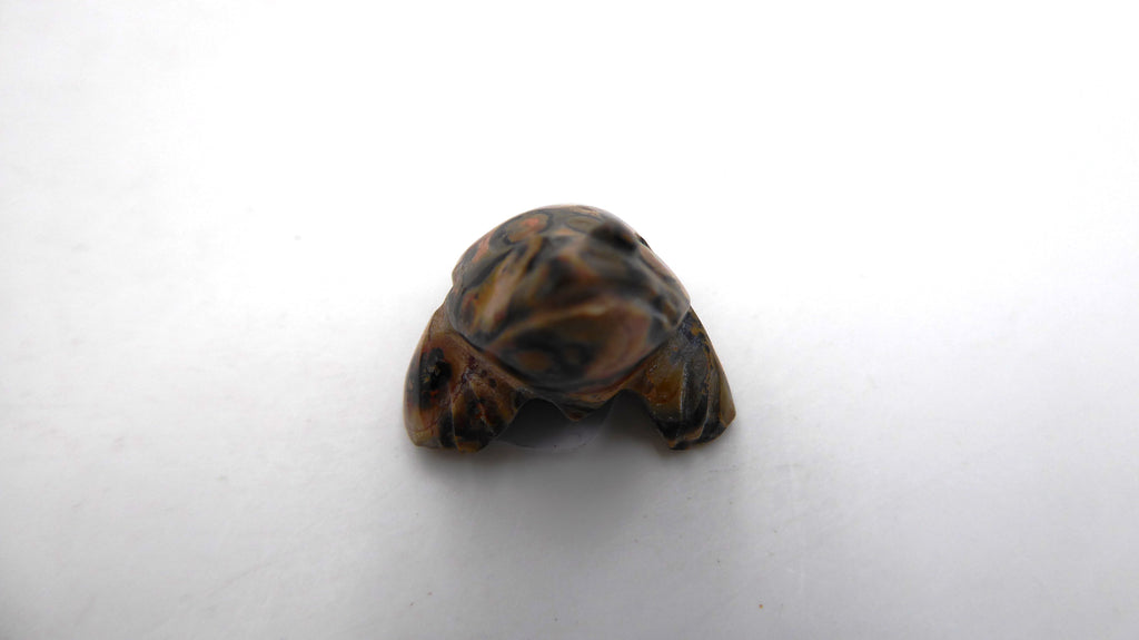 Minuscule grenouille en pierre tachetée