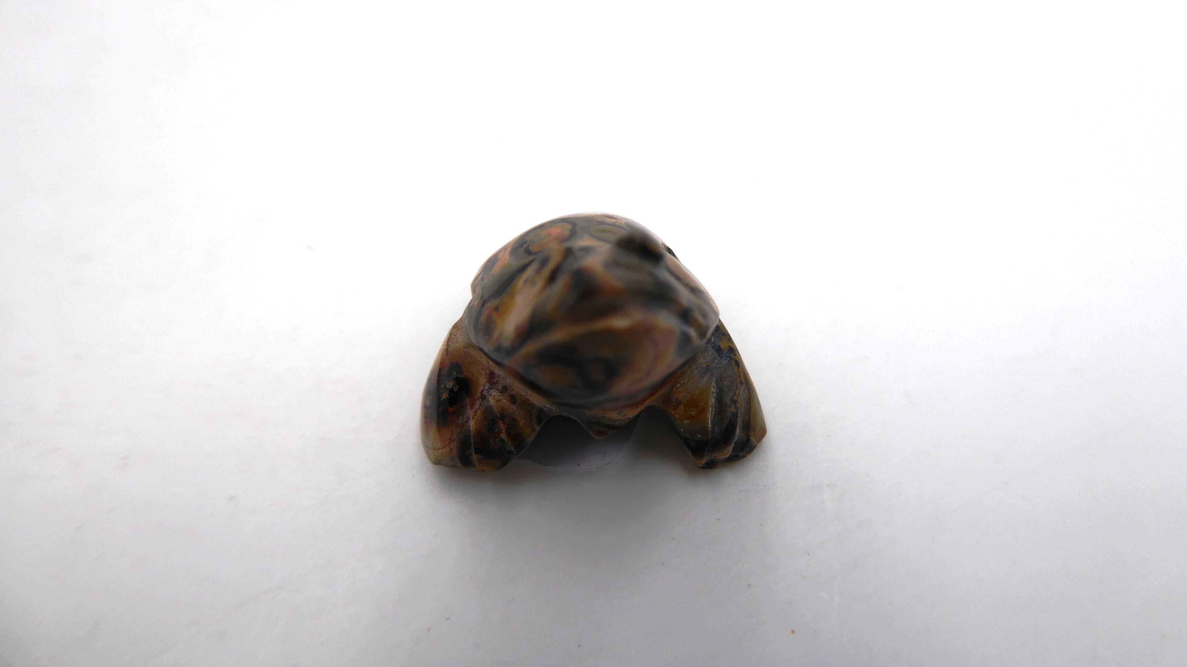 Minuscule grenouille en pierre tachetée