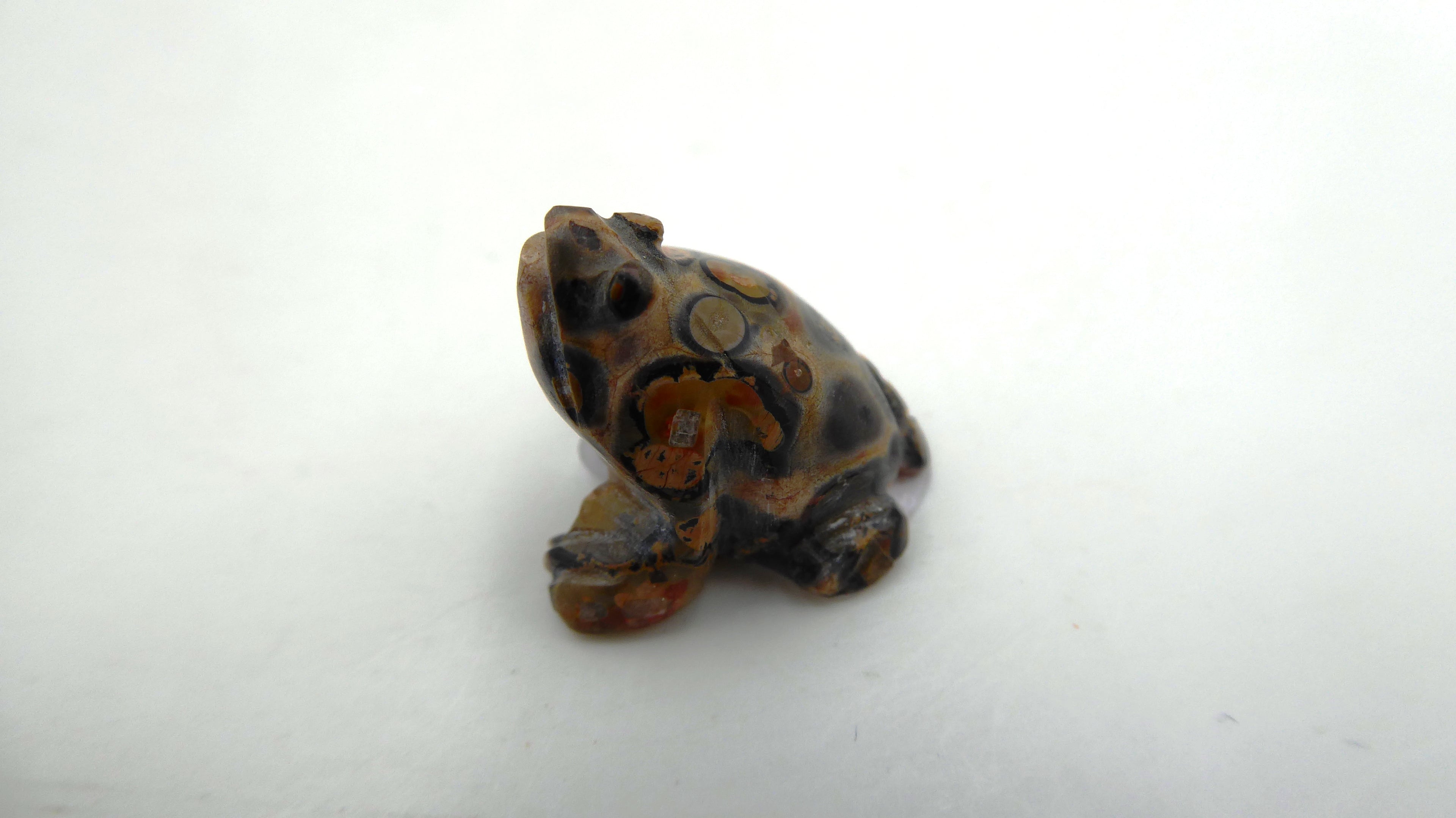 Minuscule grenouille en pierre tachetée