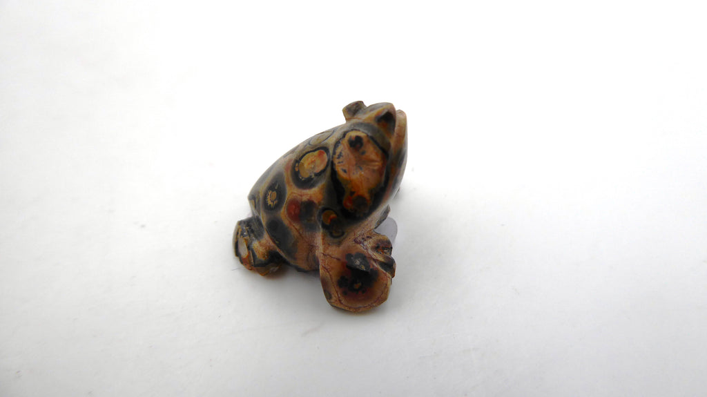 Minuscule grenouille en pierre tachetée