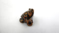 Minuscule grenouille en pierre tachetée