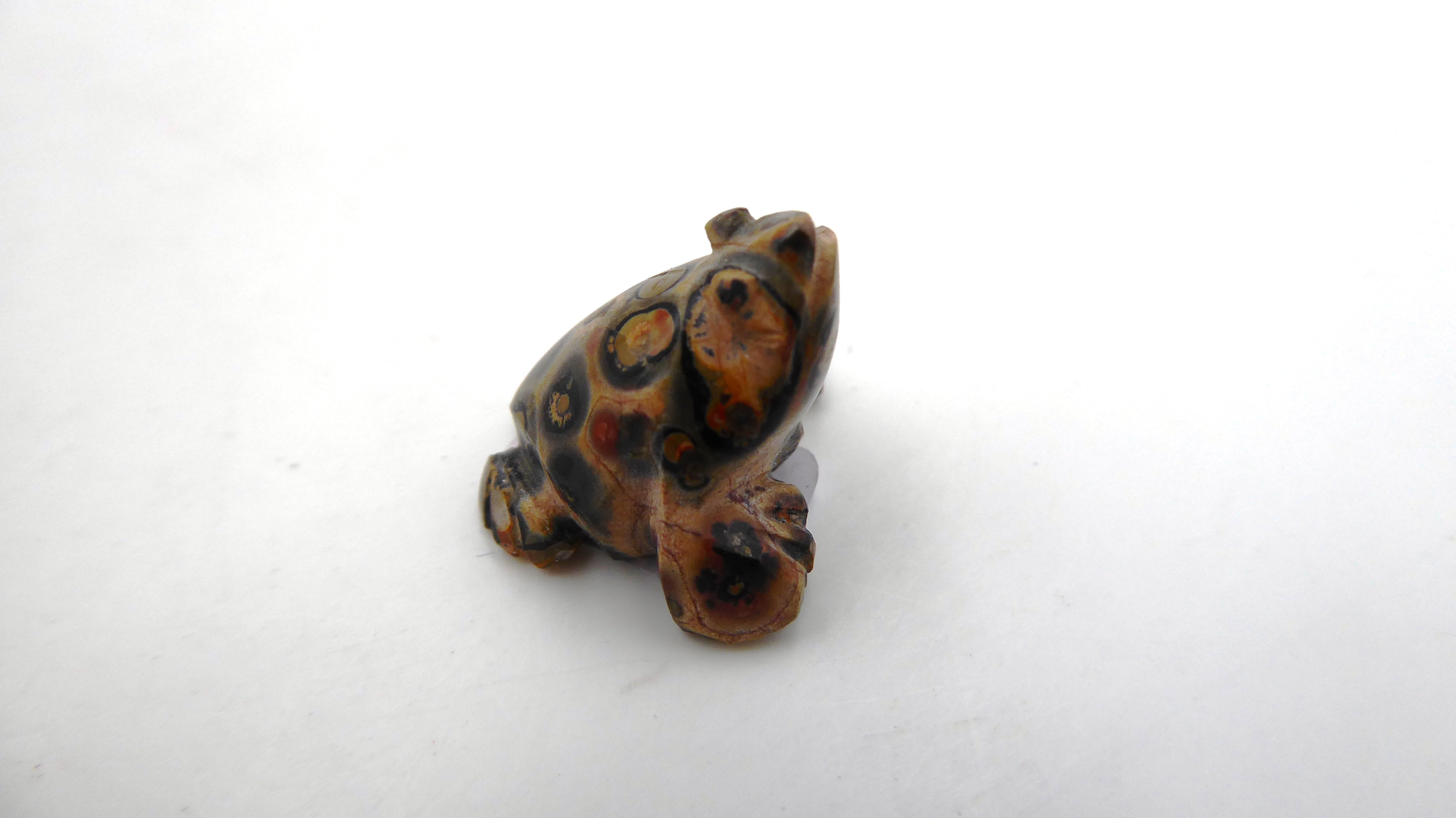 Minuscule grenouille en pierre tachetée