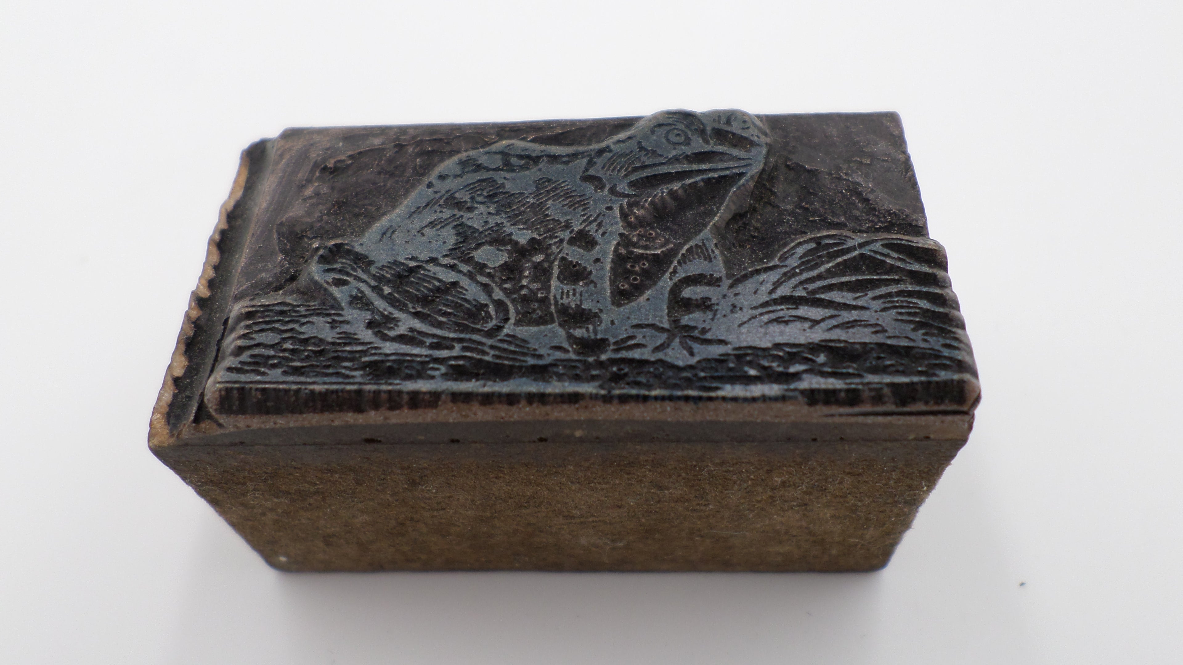 Rare pièce de bois sculpté devenu un tampon grenouille