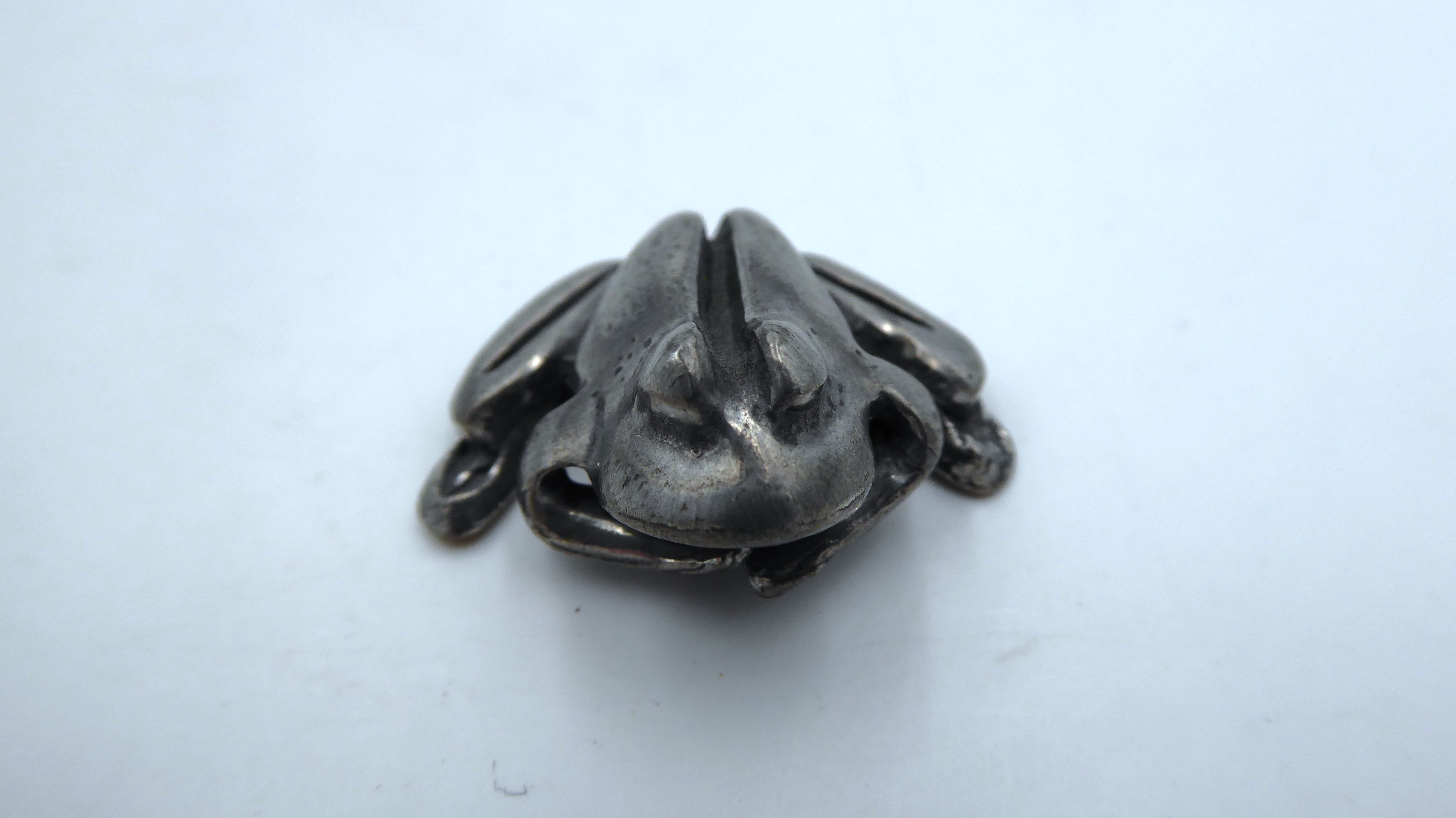 Petite grenouille venant de SUÈDE en étain signé